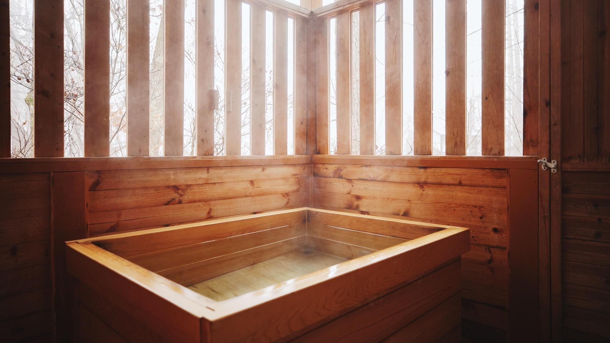 Open-air bath on the terrace. Some rooms have a plastic bathtub instead of cypress.