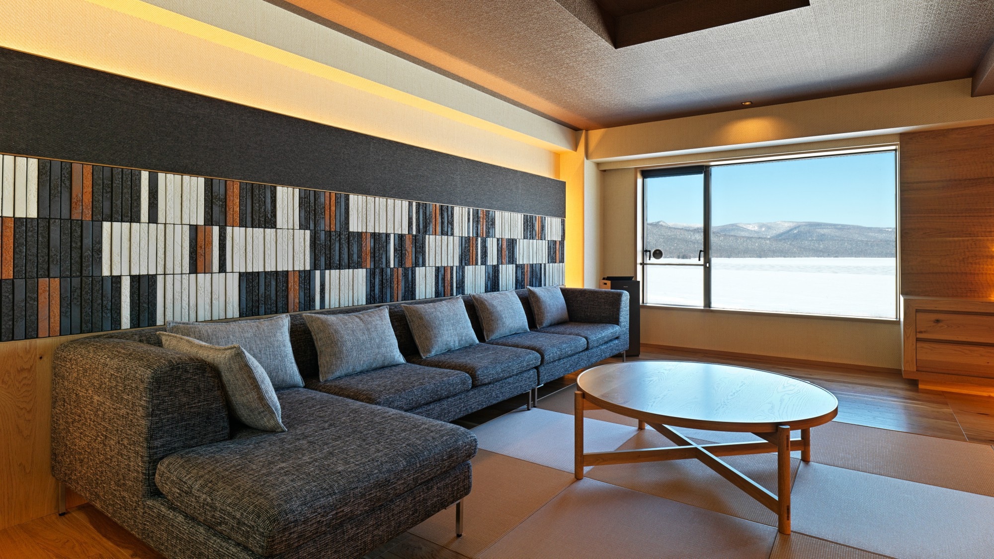 [Wings Building/Lake side] DX Japanese-Western style room/72 square meters spacious room (image)