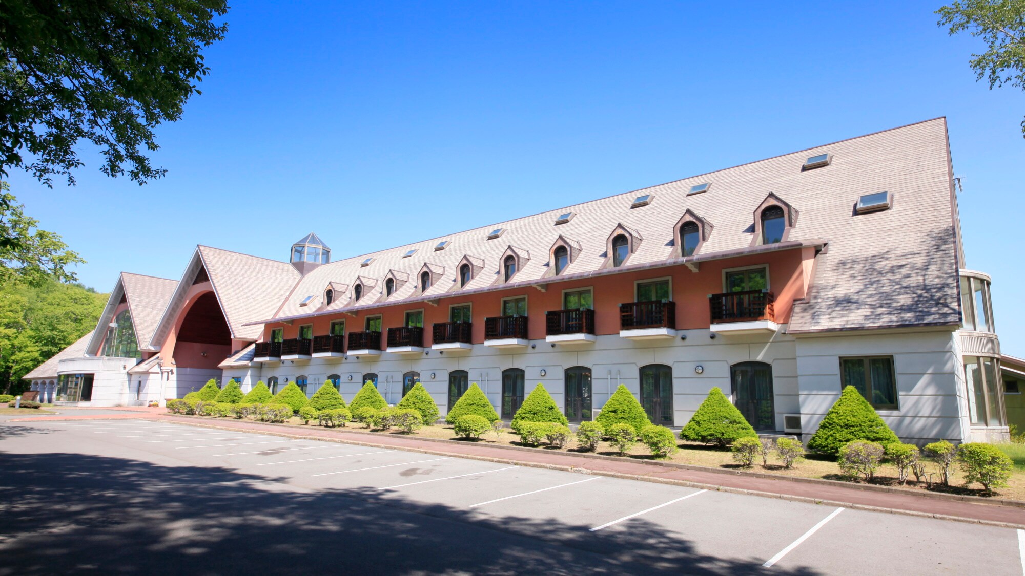 [Old Main Building] We are affiliated with the neighboring "Yutoriro Garden Kitakaruizawa" and offer access to the hot springs and restaurant.