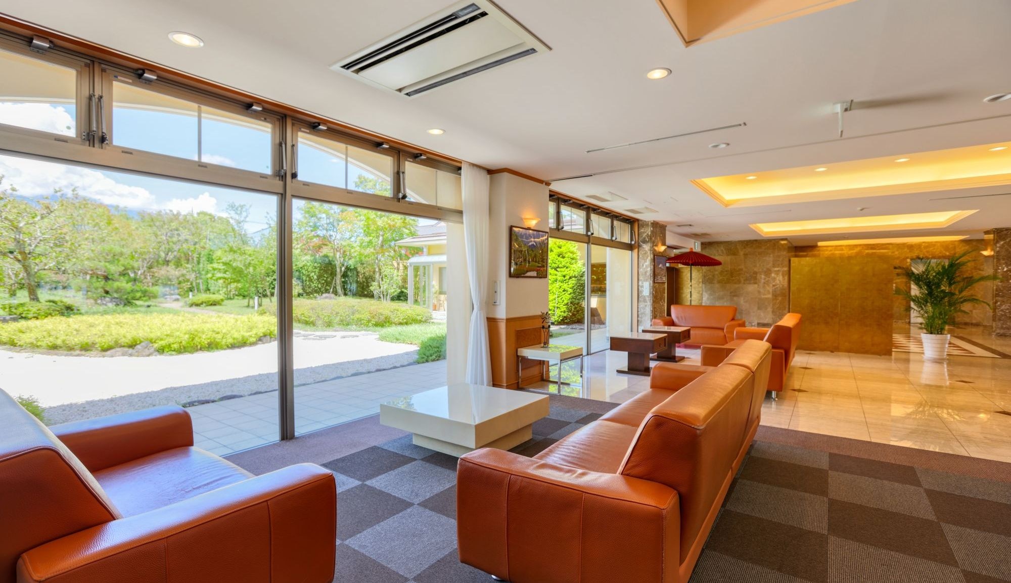 [Japanese garden] An elegant appearance with a Japanese garden overlooking Mt. Fuji.