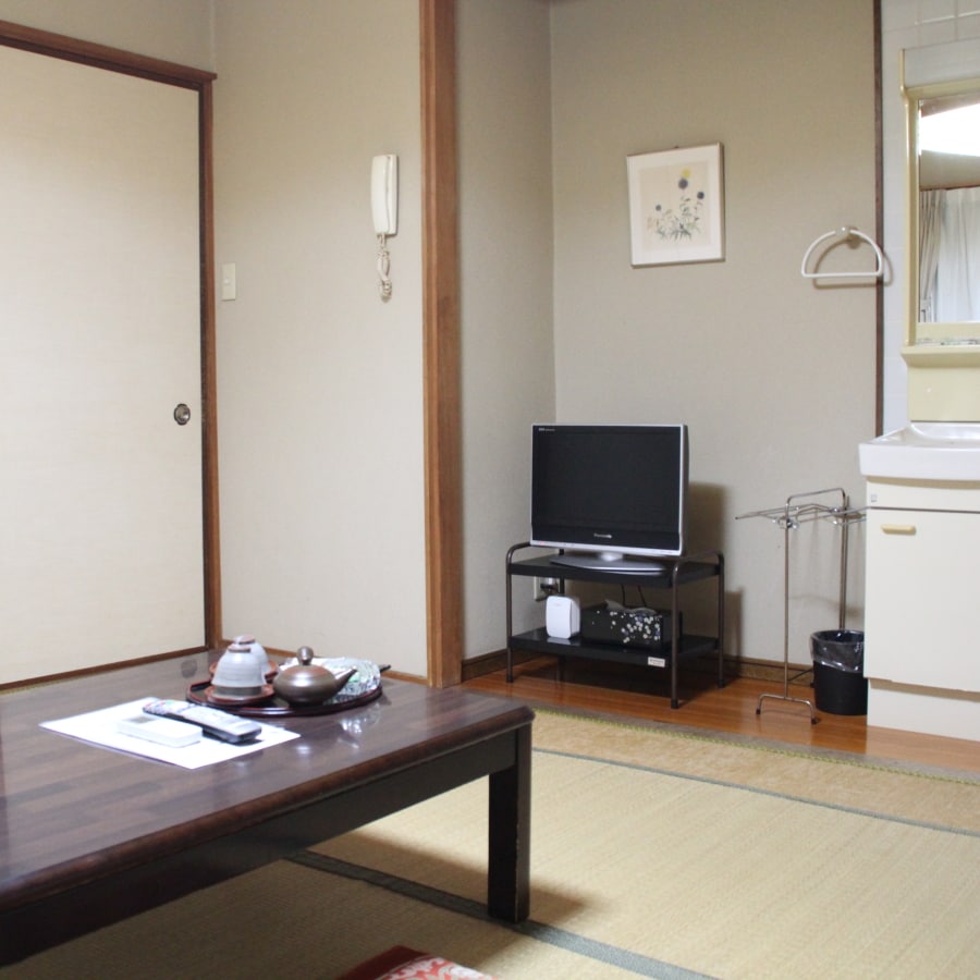 [Guest rooms] Japanese-style rooms (6 to 12 tatami mats) All rooms are compatible with terrestrial digital broadcasting and Wi-Fi