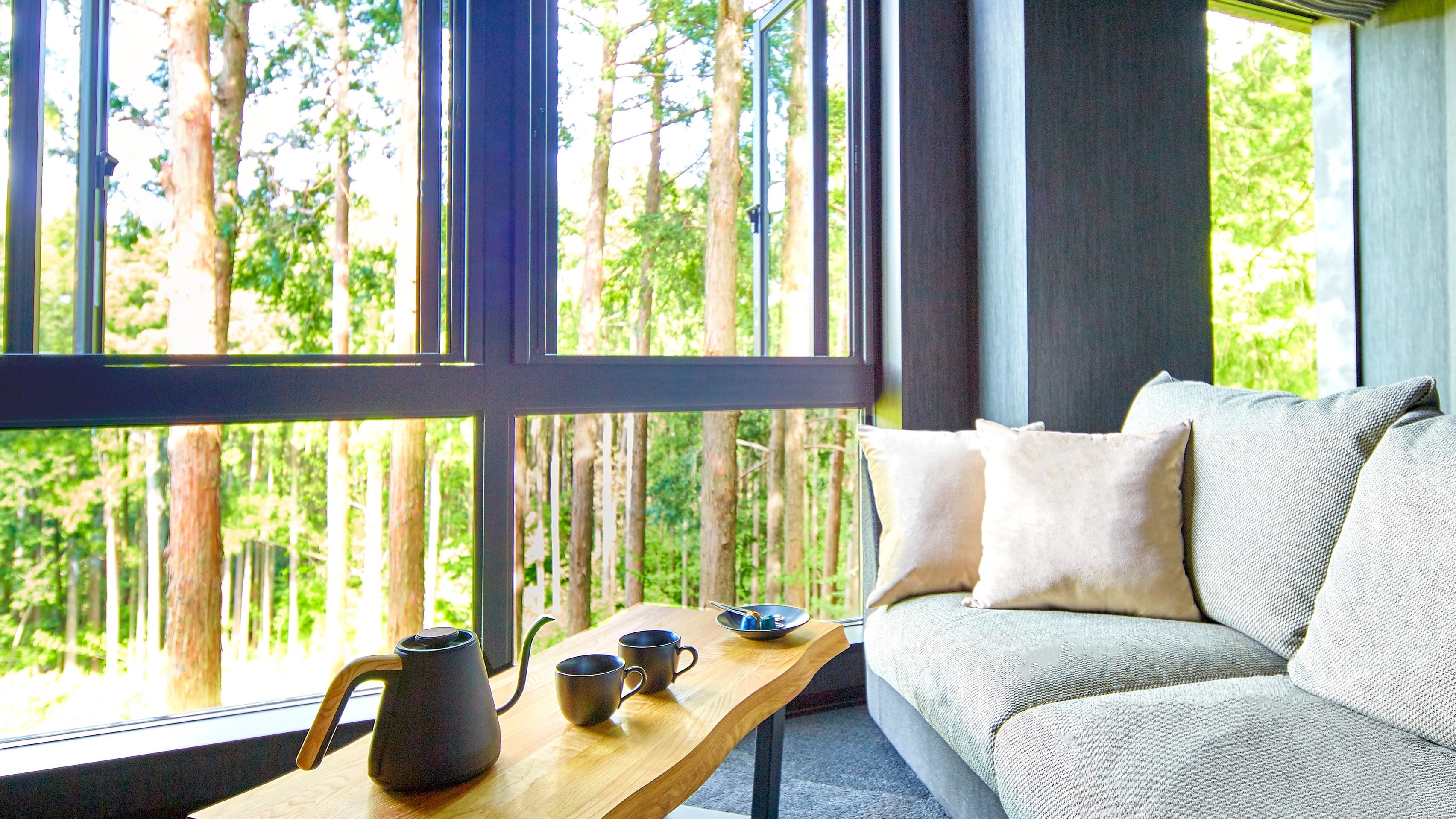 [Kamar Double King] Tirai dapat dibuka dengan menekan tombol, sehingga Anda dapat berbaur dengan pemandangan hutan.