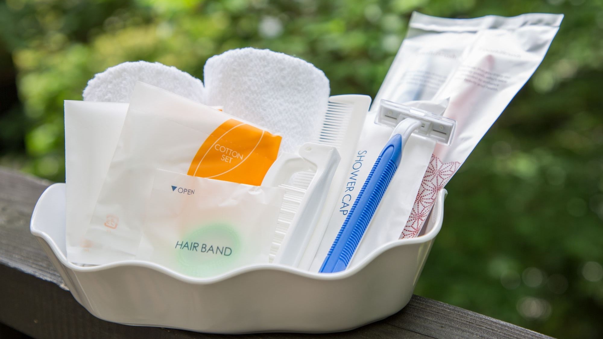 [Amenities] Please come empty-handed. However, please remember to bring your contact lenses or glasses!