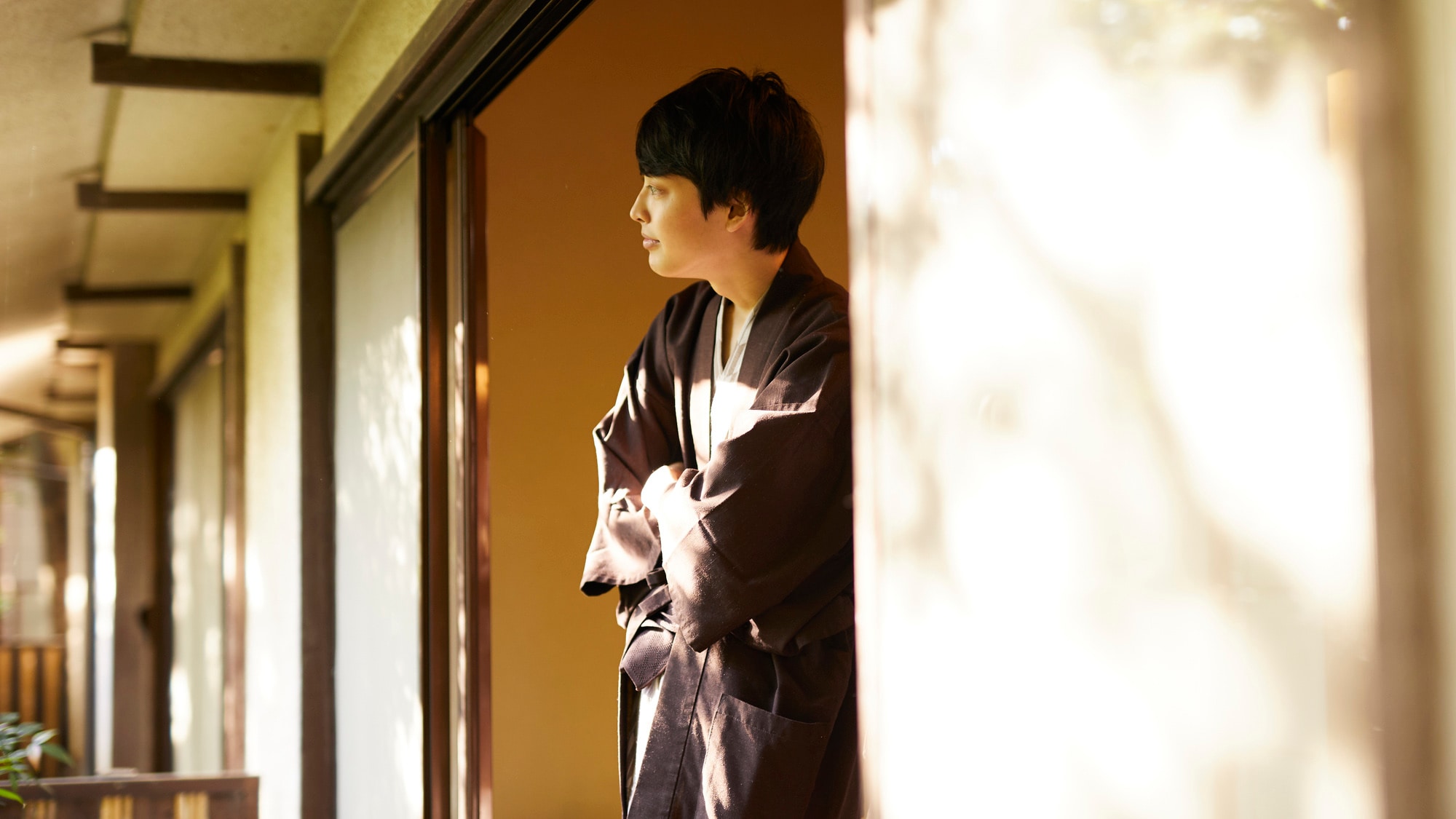 ◇ Many men travel alone.