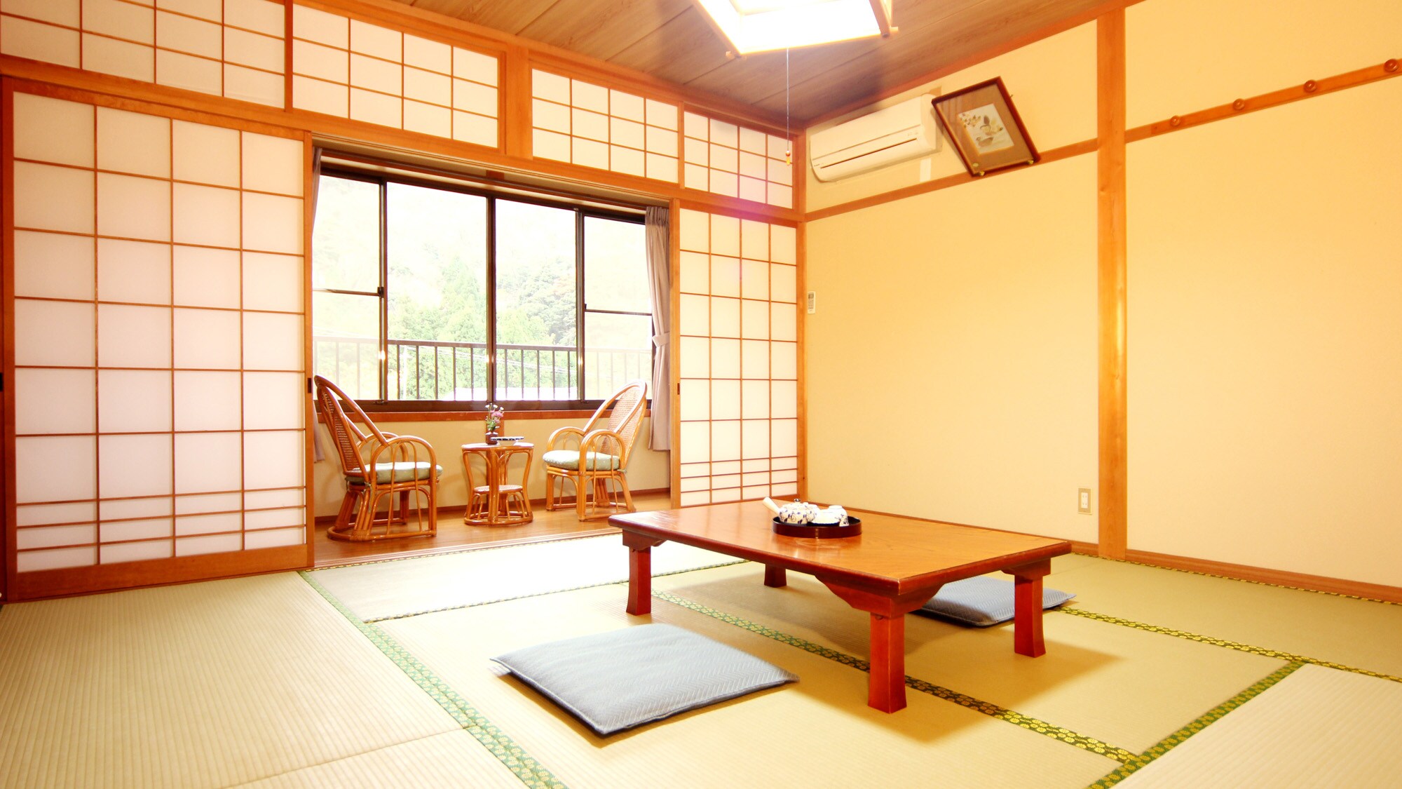 Japanese-style room, 8 tatami mats. Guests can spend their time in a relaxing atmosphere.