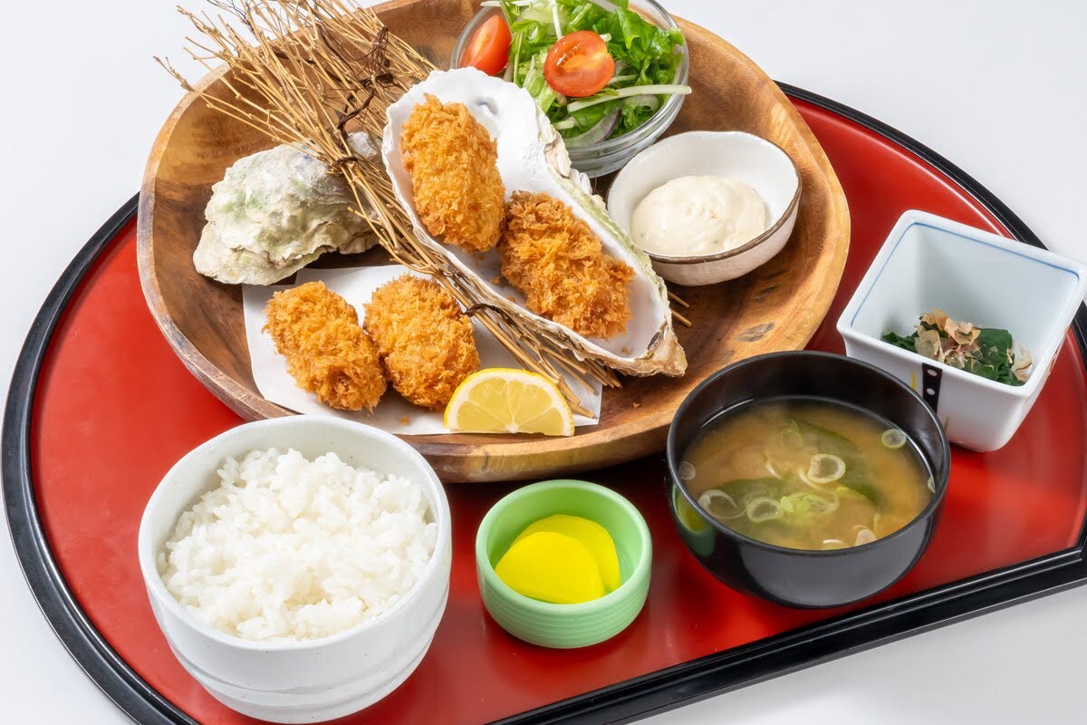 Pilihan makan malam (menu set Jepang harian ditambah satu contoh lainnya)