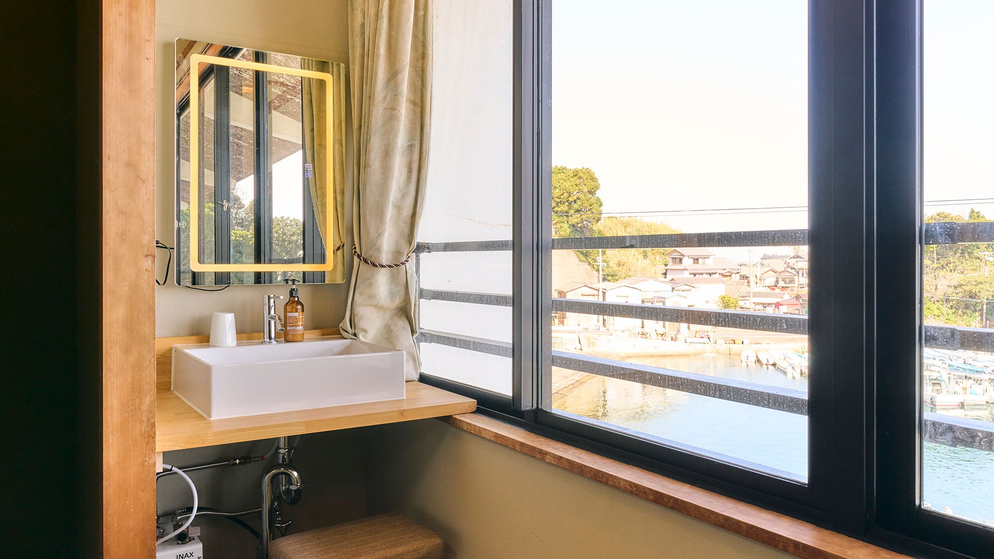 ・[Japanese-style room with 12 tatami mats] A room where you can relax and enjoy the sound of the waves.