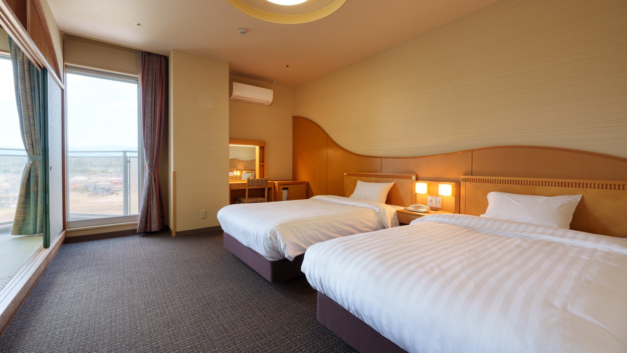 [Deluxe Japanese-Western Room/Twin] This room combines a Japanese-style room and a Western-style room and is recommended for 3-4 people.