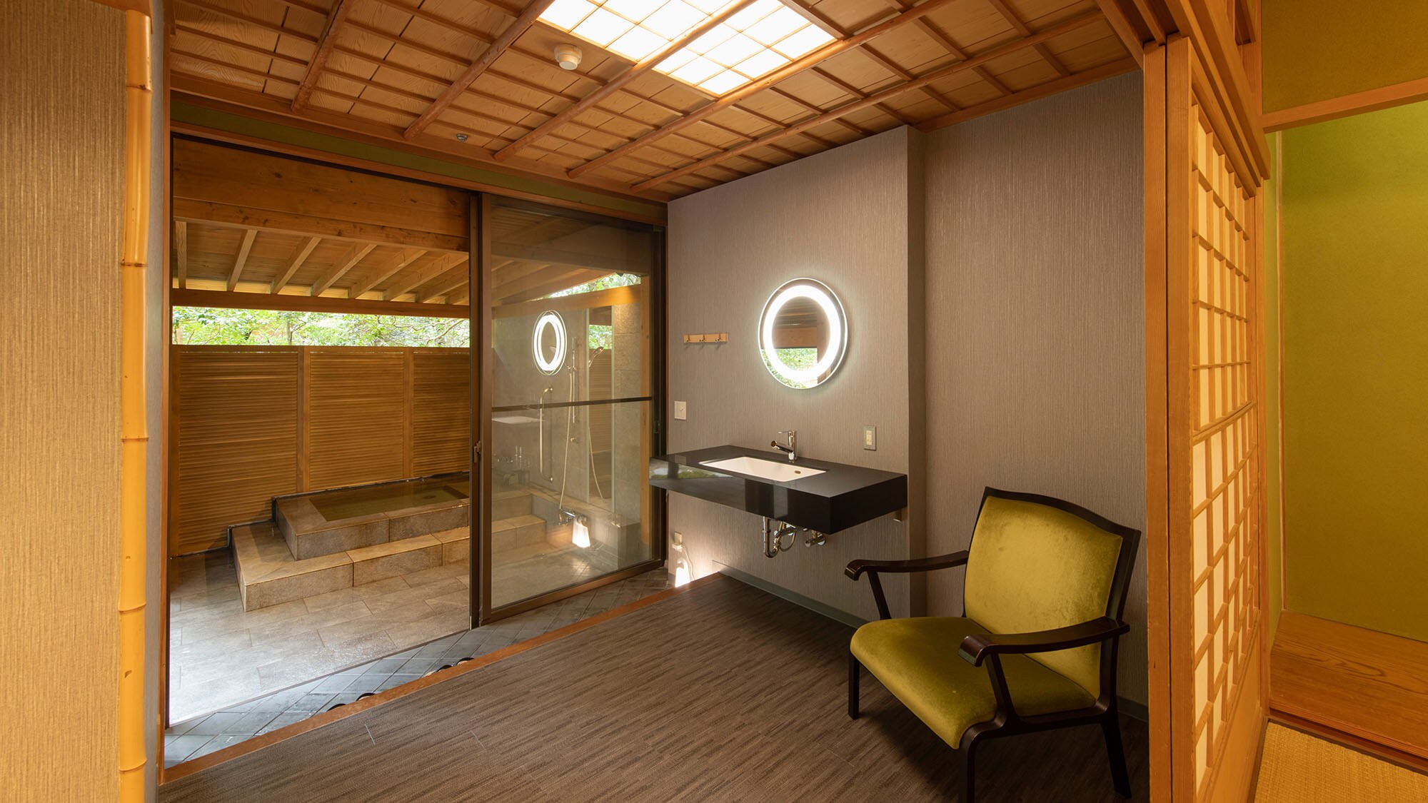 [Yoro Room: Terrace Suite] The spacious dressing room makes it comfortable even for those with children.