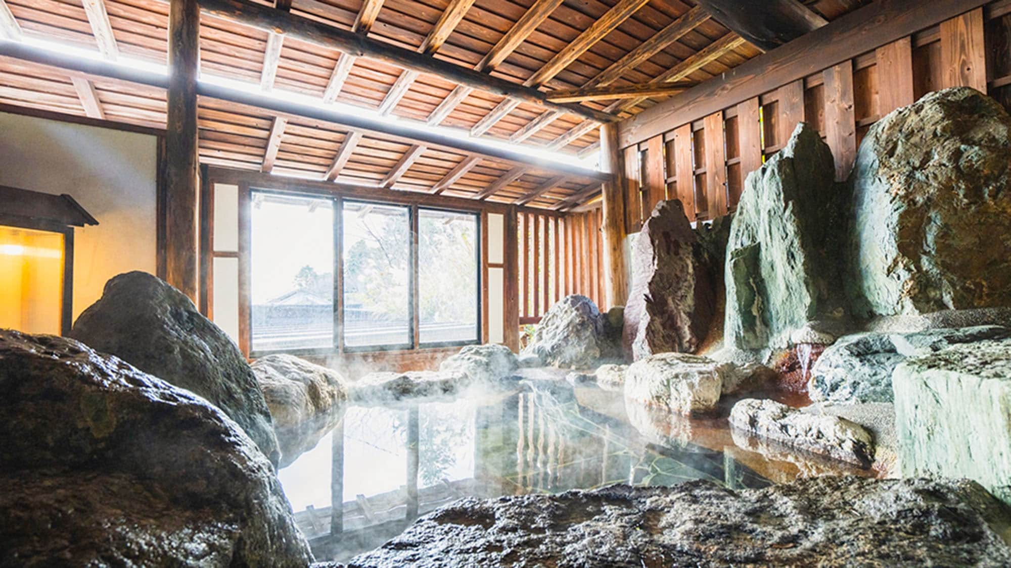 ・[Bồn tắm nữ thần] Bồn tắm đá mộc mạc với các cột và dầm đặc biệt. Hãy chữa lành sự mệt mỏi hàng ngày của bạn