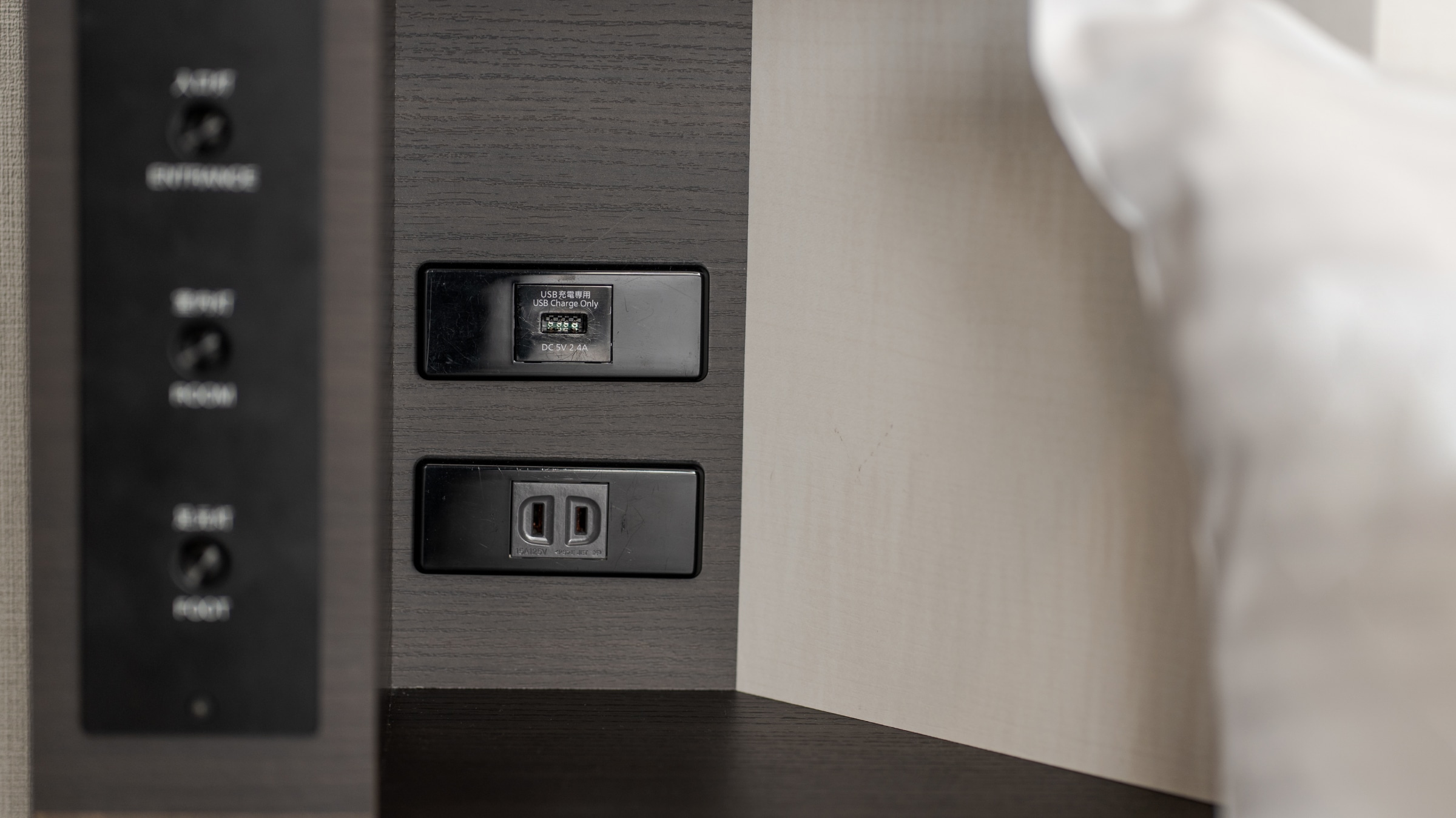 [Guest rooms] All rooms are equipped with outlets and USB ports at the bedside