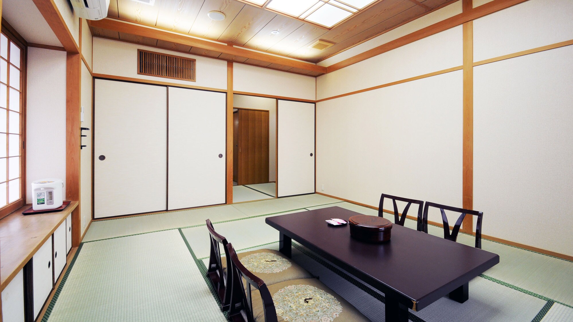 [Guest room] Special Japanese-style room with 12 tatami mats: The scent of tatami mats is soothing.