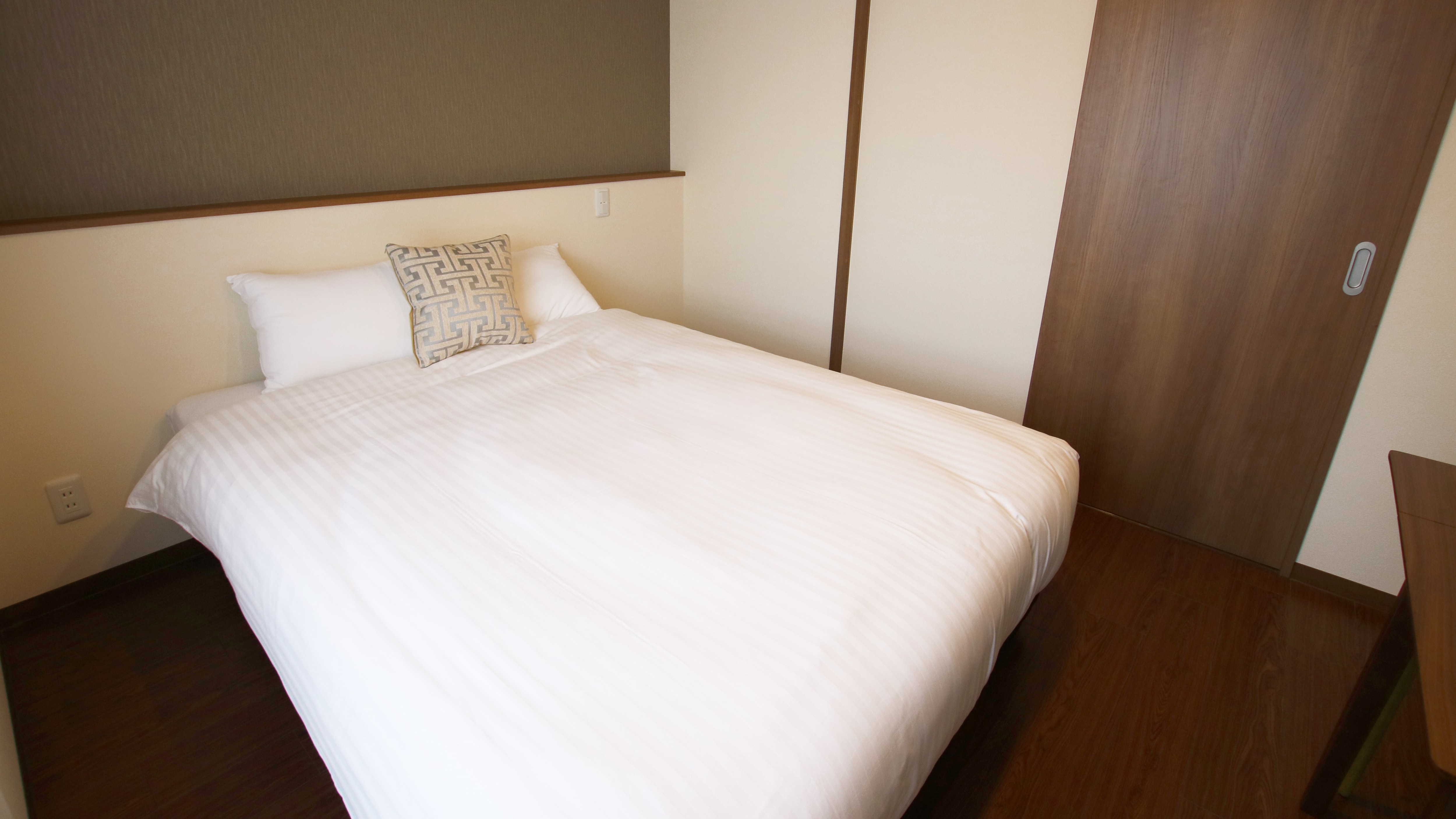 1 double bed (size: 140cm & times; 210cm)