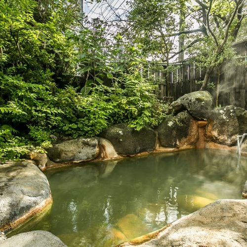 Open-air bath, daytime