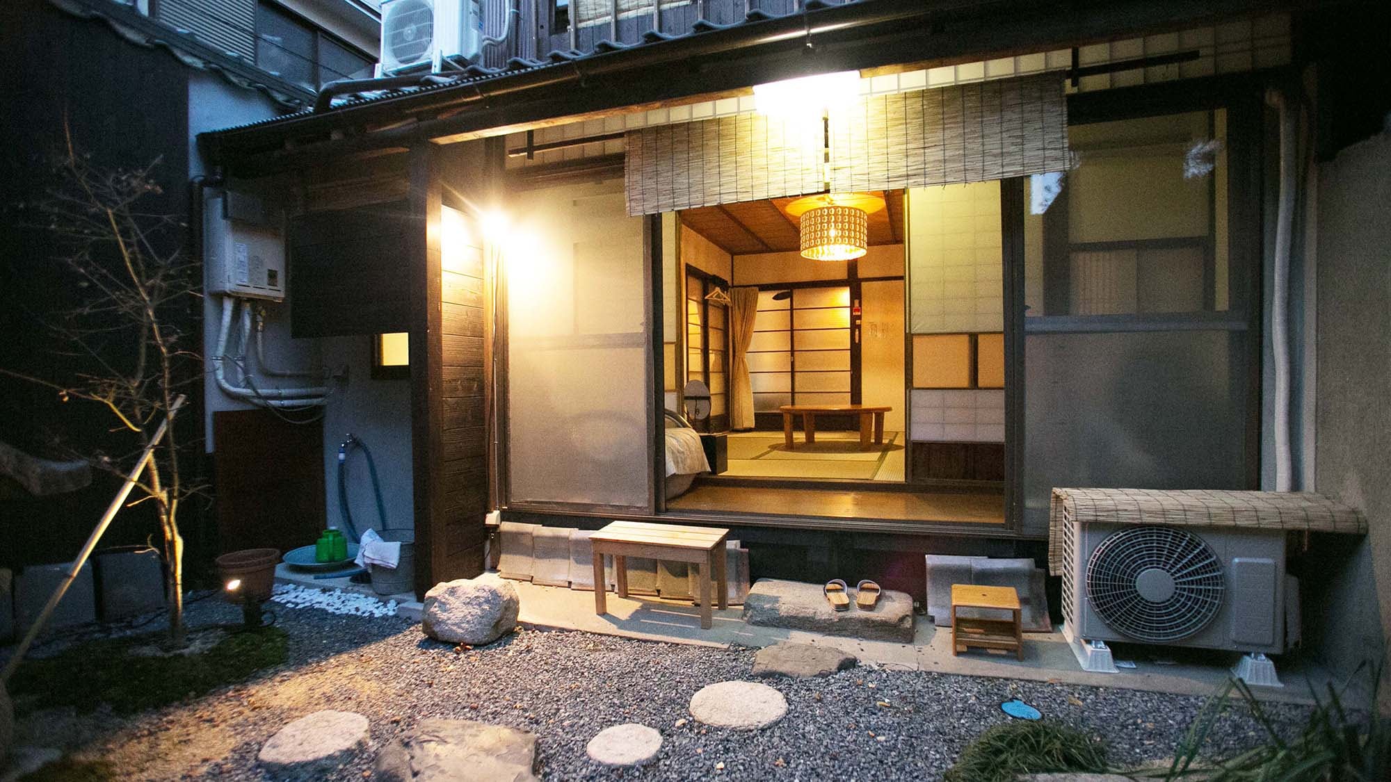 ・ A room with a warm light seen from the courtyard