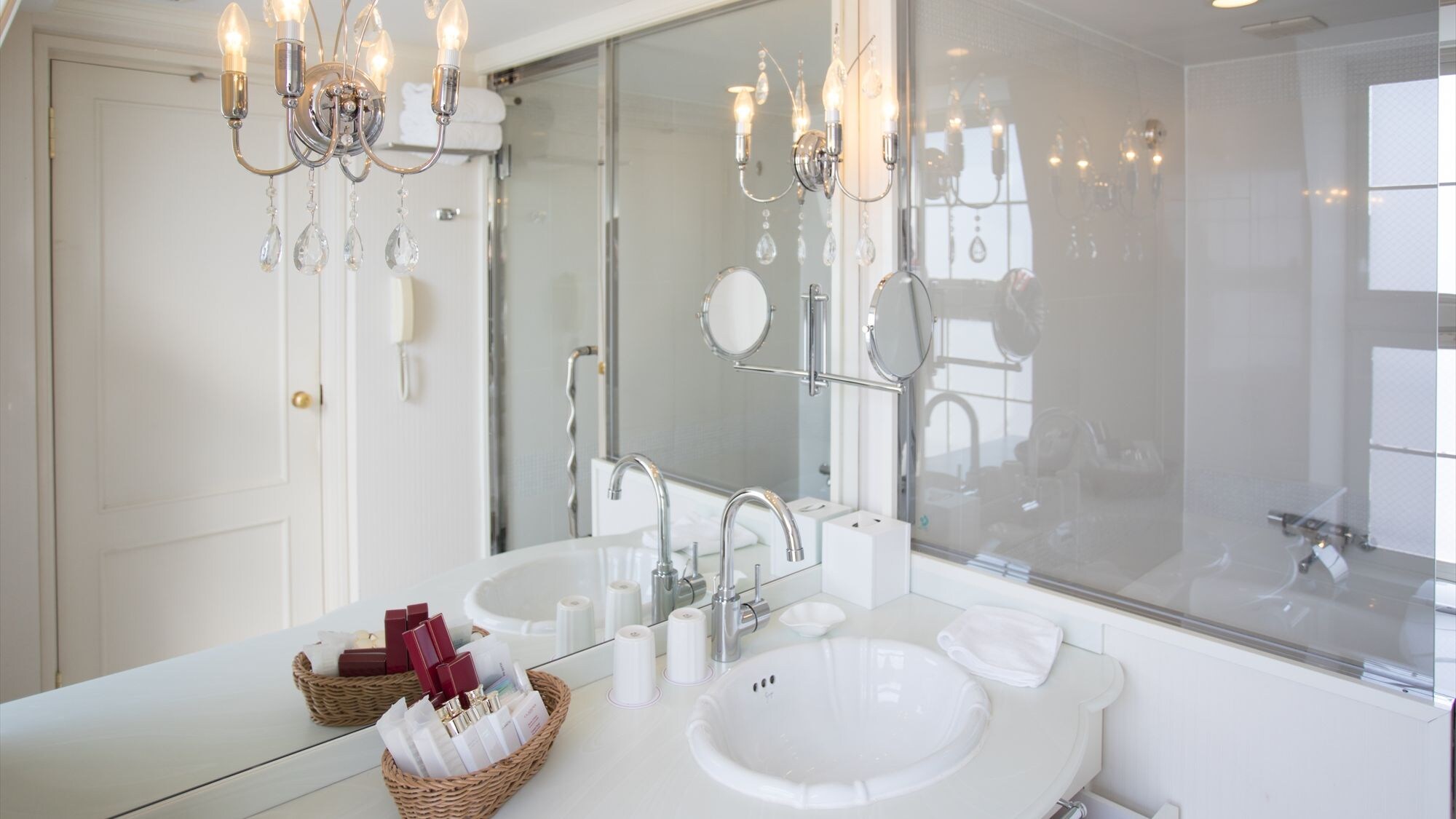 ＜ Standard twin room with bathroom ＞