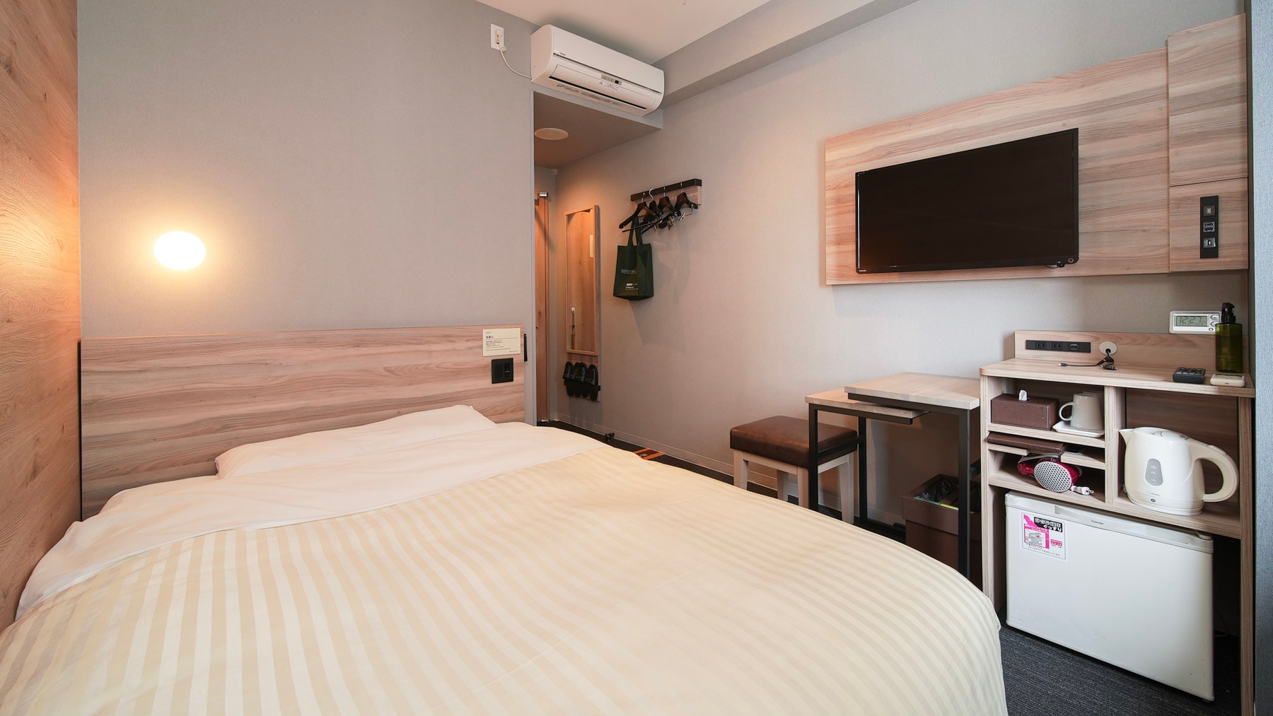 A 150cm wide bed and a mattress with just the right amount of firmness will ensure you a good night's sleep.
