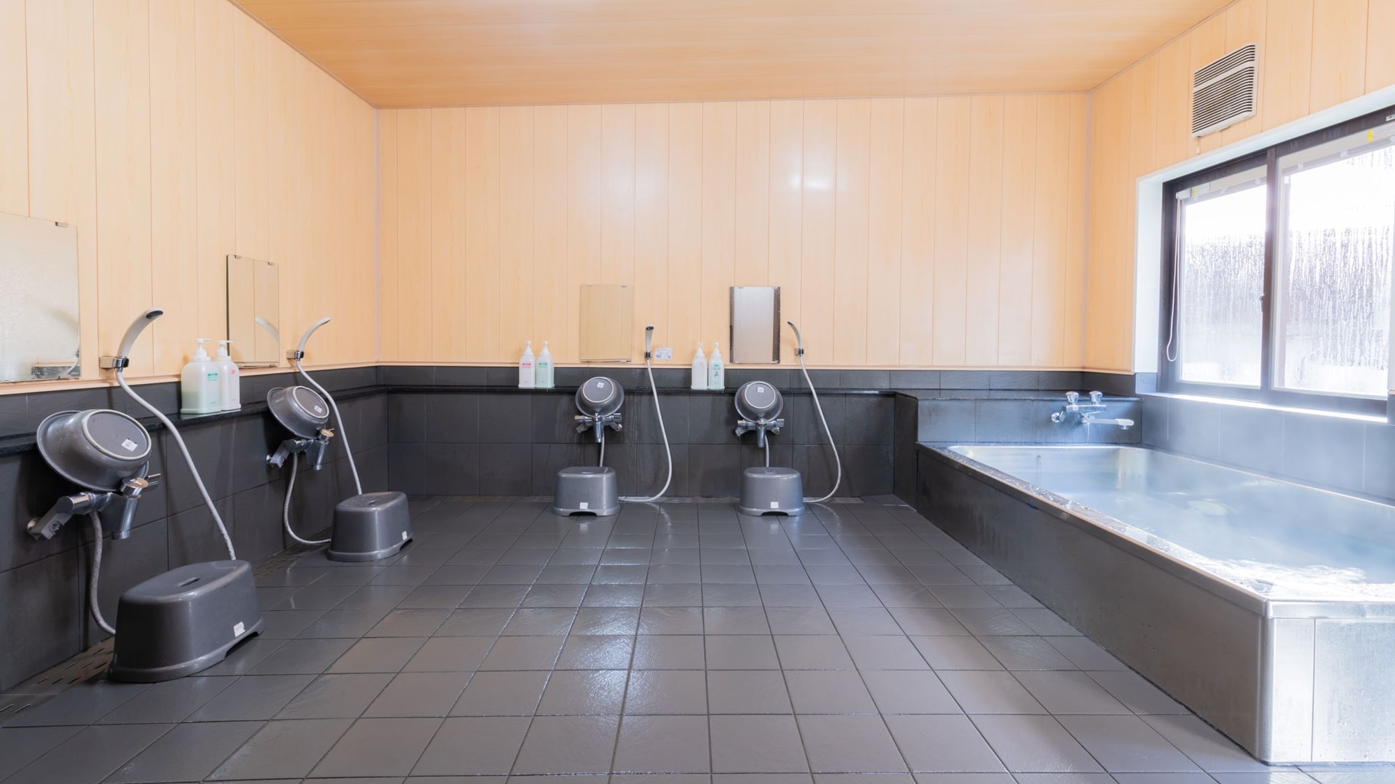 A spacious public bath. Groups can also use it together.