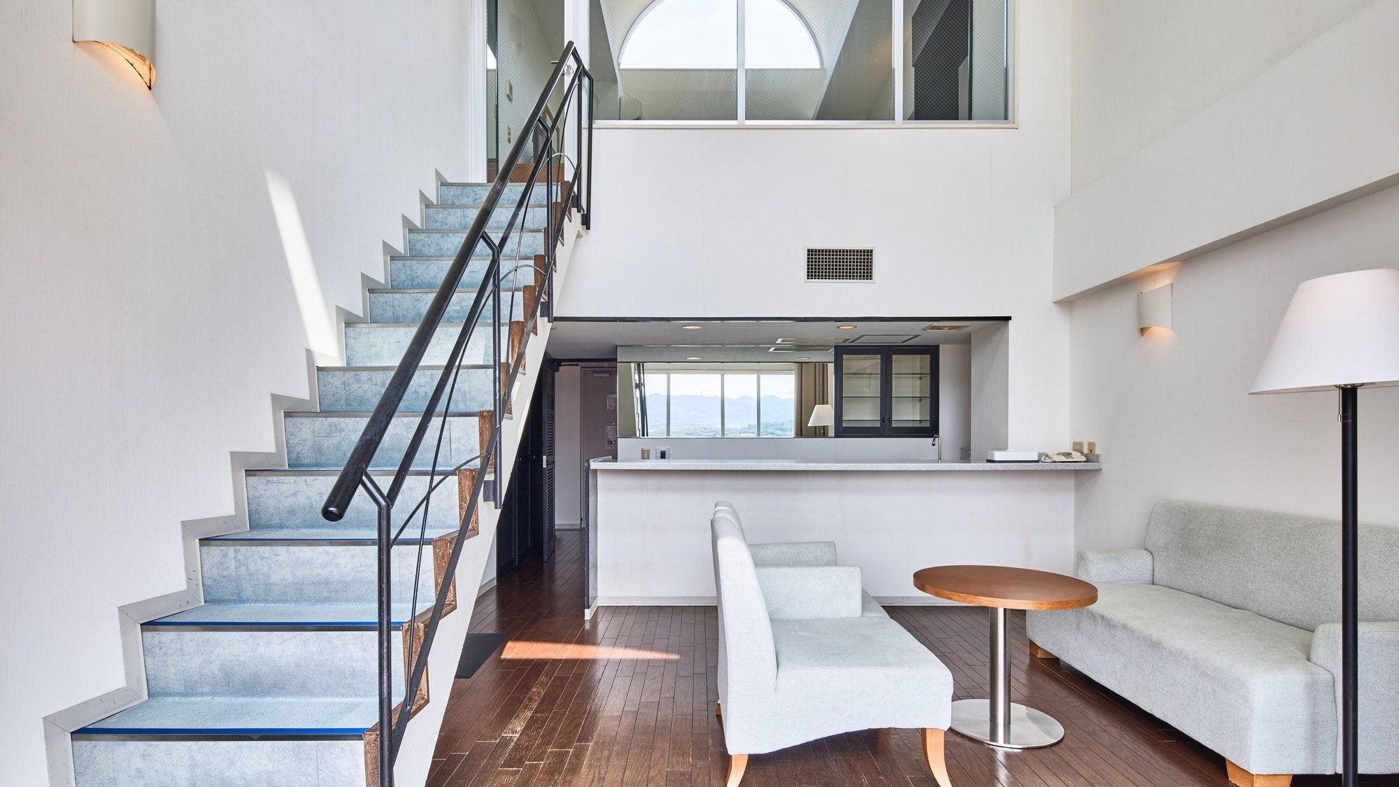 [Maisonette] A dream maisonette stay. Enjoy a special holiday enveloped in the overwhelming sense of openness brought about by the high ceilings.