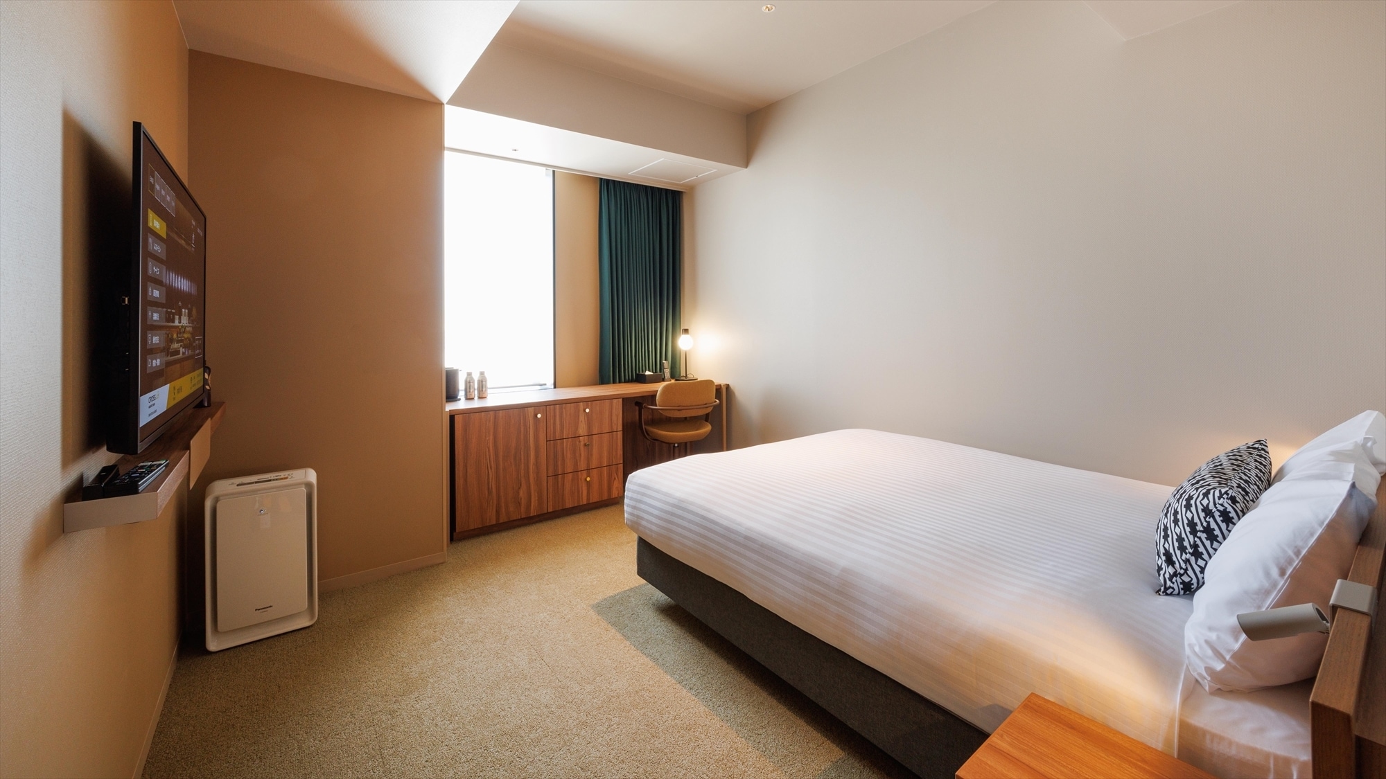 [Comfort Double] A functional double room equipped with a double bed (140 cm wide) and a large long desk.