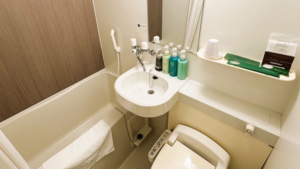 ◆Guest room unit bath◆ Bright, clean, simple and functional layout.
