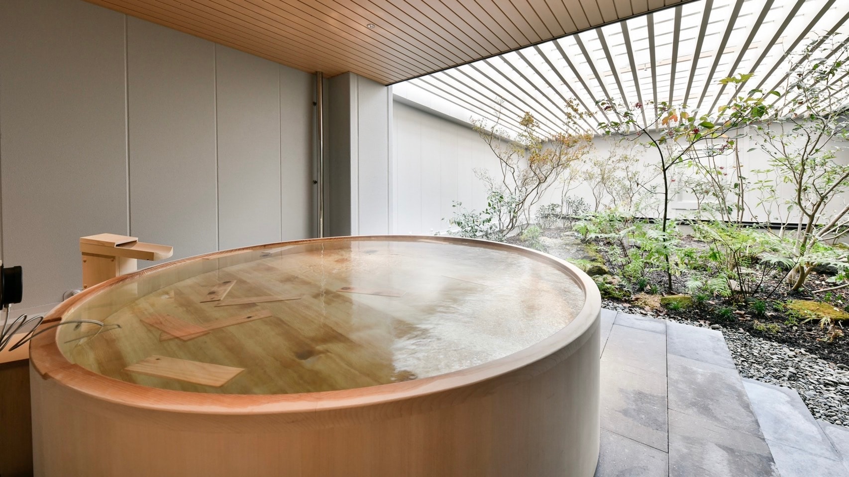 [Pot bath/Wooden open-air bath] A bath where you can feel the warmth of wood