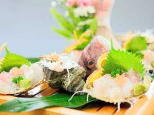 海螺贝、整条鱼等新鲜海鲜（菜品及内容可能会有变动）