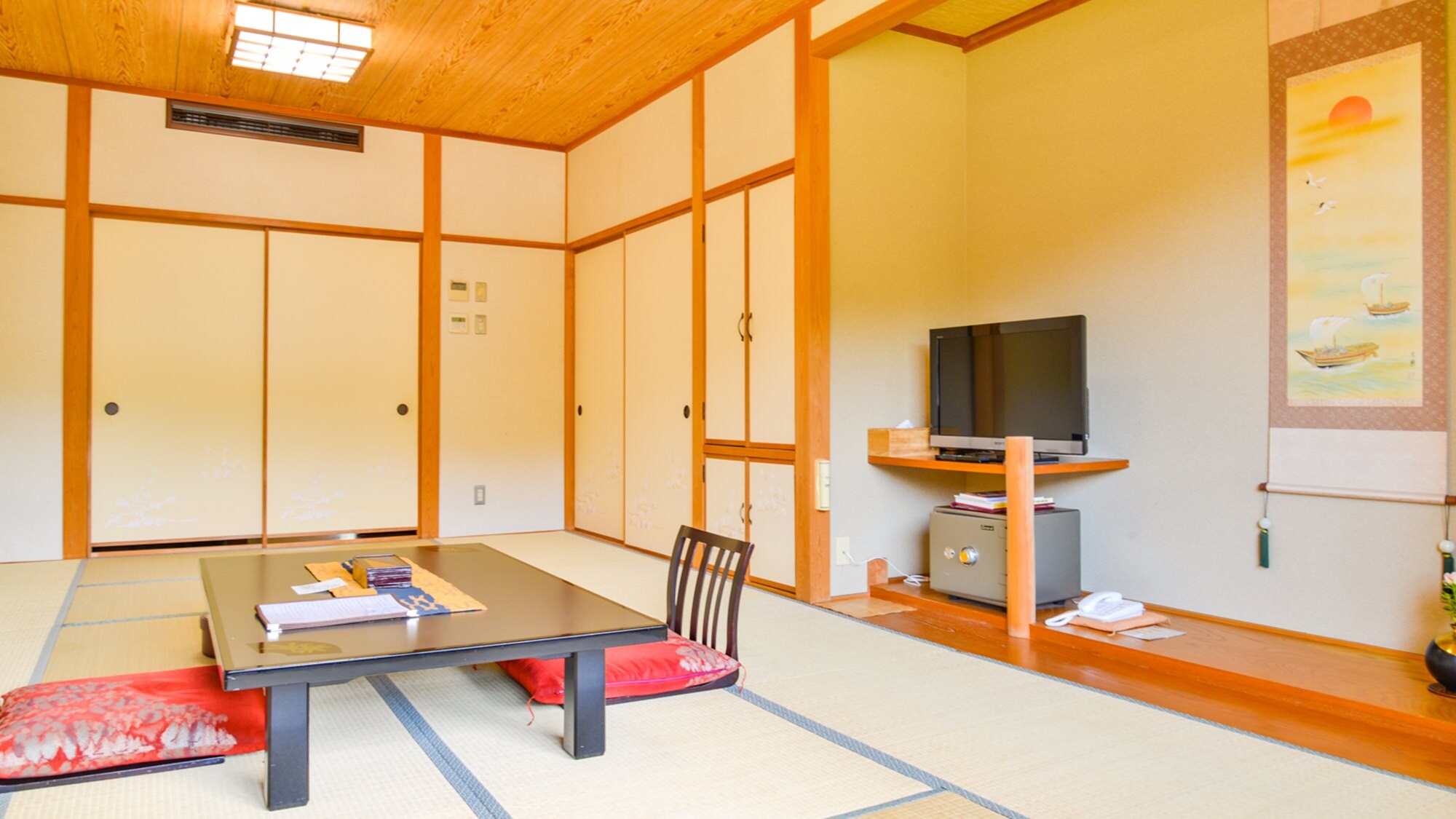 *[Fudo no Yakata] A basic room. Stretch your legs out on the tatami mat and relax.