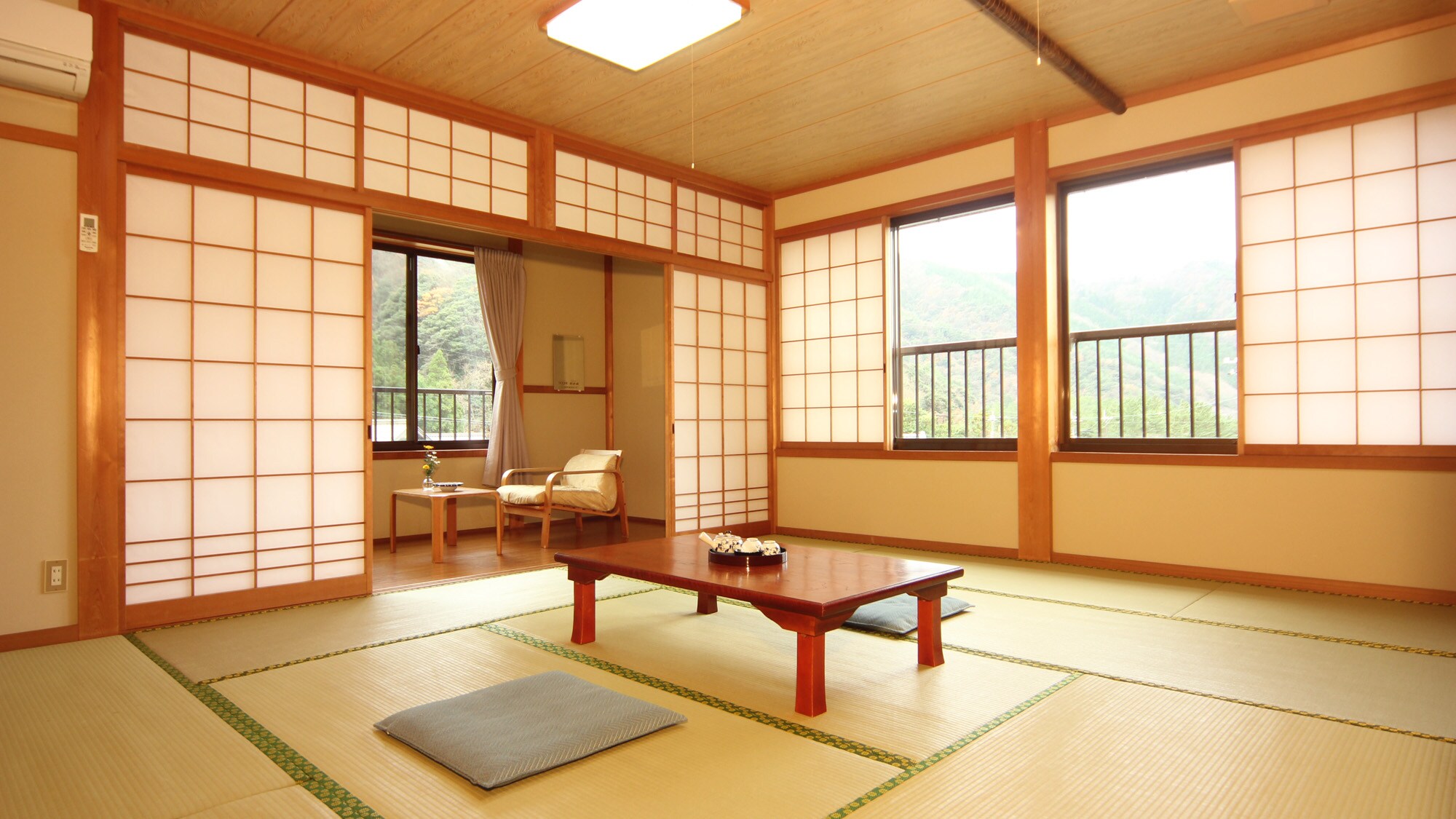 A Japanese-style room with 10 tatami mats. Please stretch your legs and relax. ★