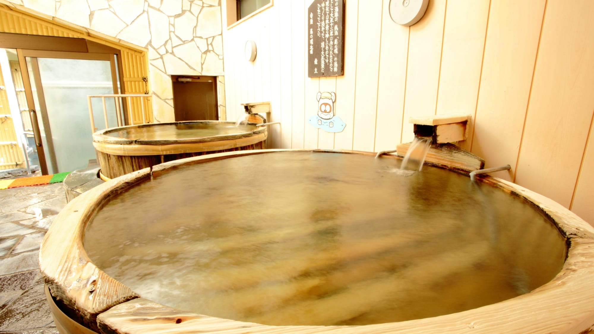 The sake barrel bath that we are proud of is a very rare sake barrel made in the 12th year of the Taisho era. Please immerse yourself in the Taisho romance.