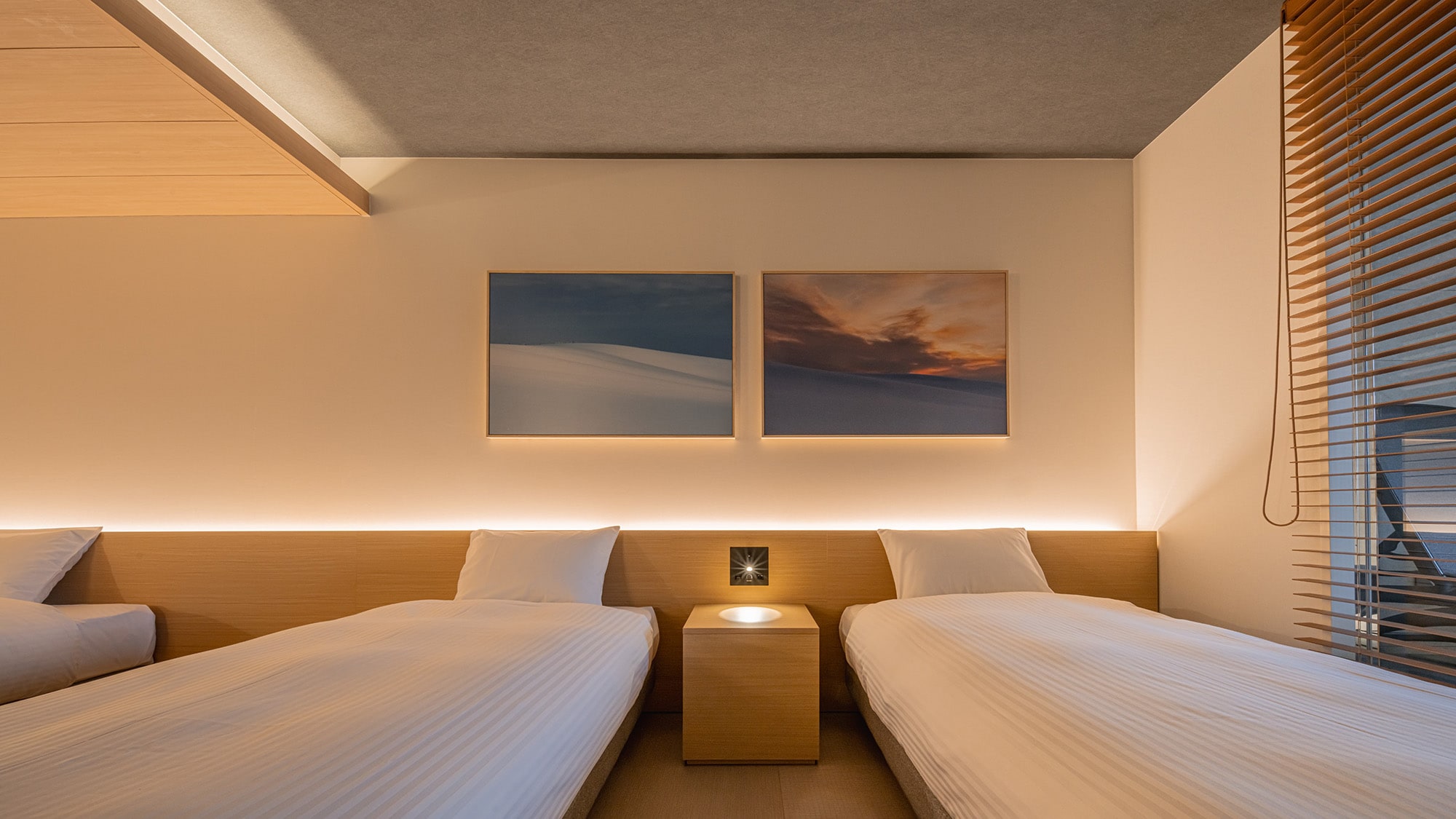 Karya seni "WARM SNOW" karya fotografer Hokkaido Kei Maeda dipajang di setiap kamar tamu.