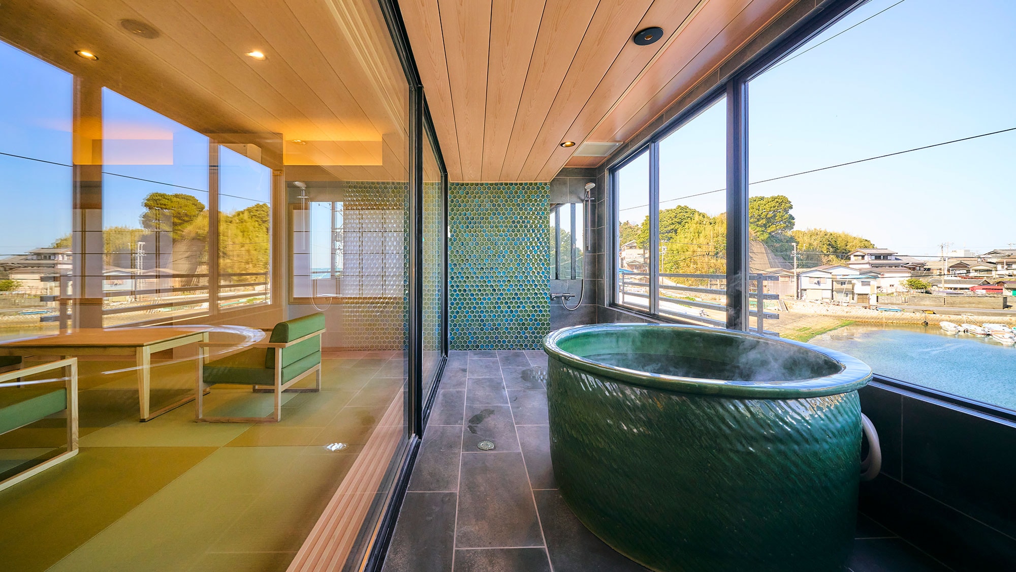 ・[Special room] There is a glass window facing the sea, so you can enjoy the bath without worrying about the heat or cold.