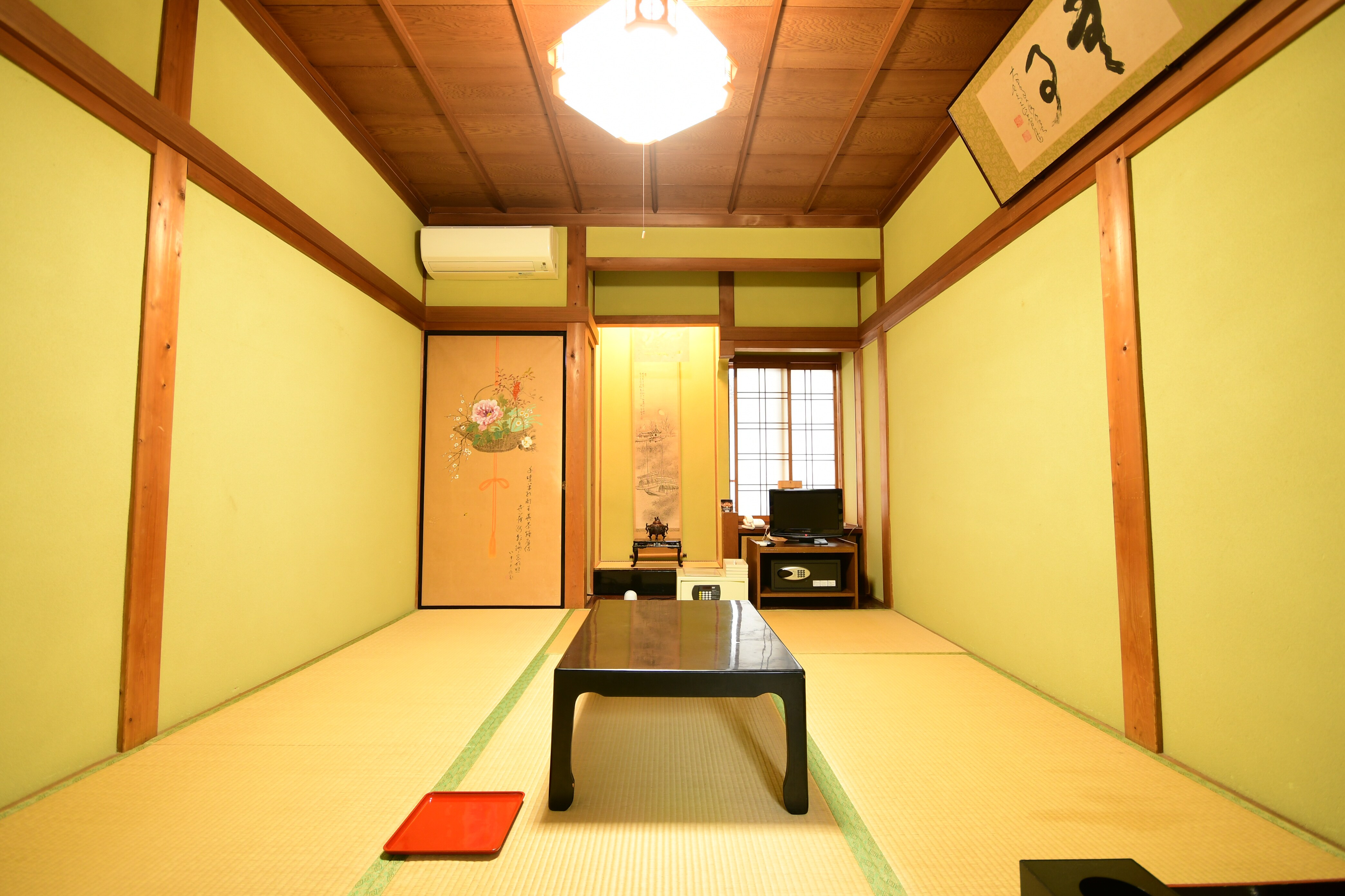 Example of a 6 tatami Japanese-style room facing the garden (with air conditioning and Wi-Fi)