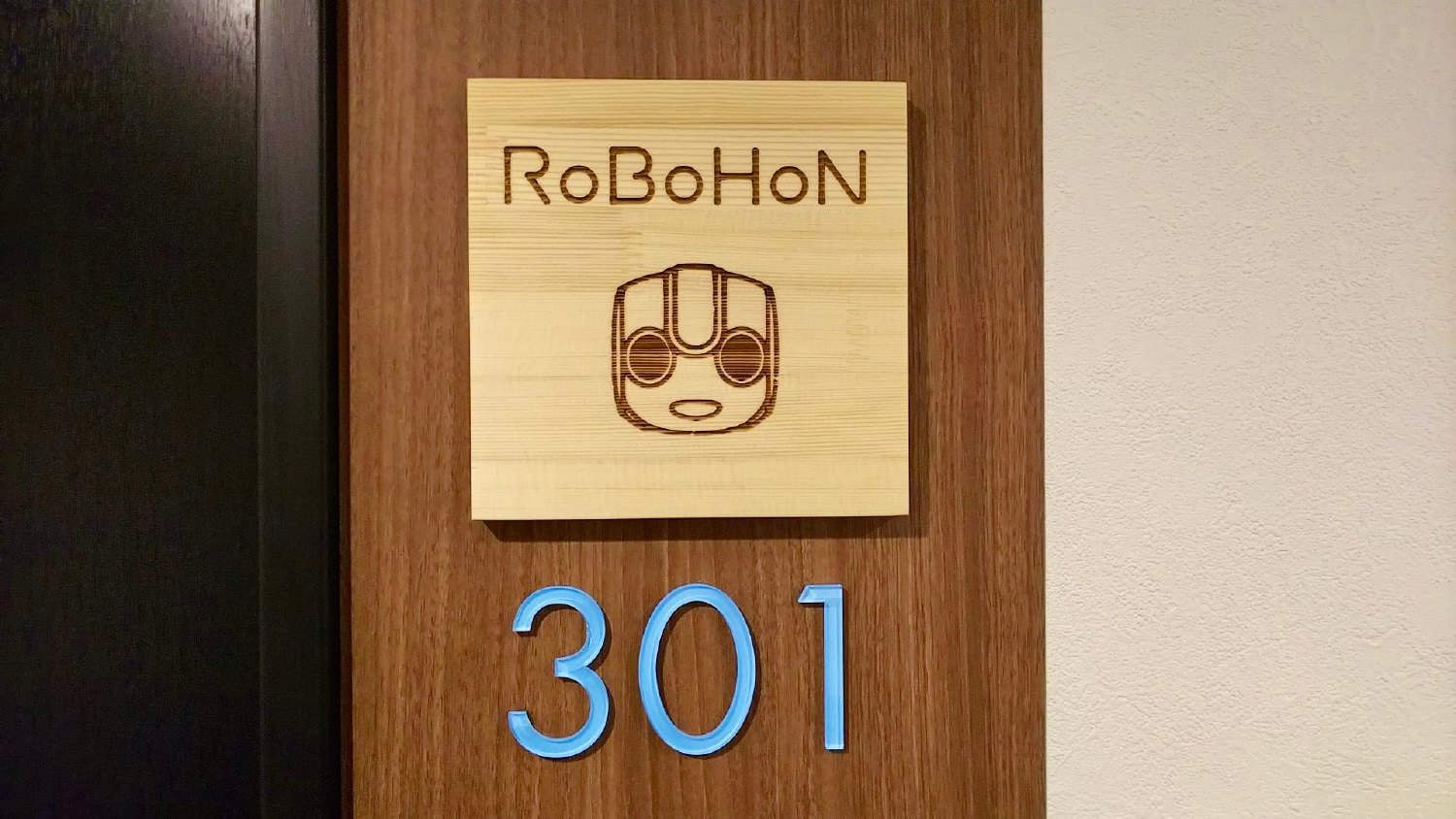 Ruang Robophone disambut dengan piring khusus