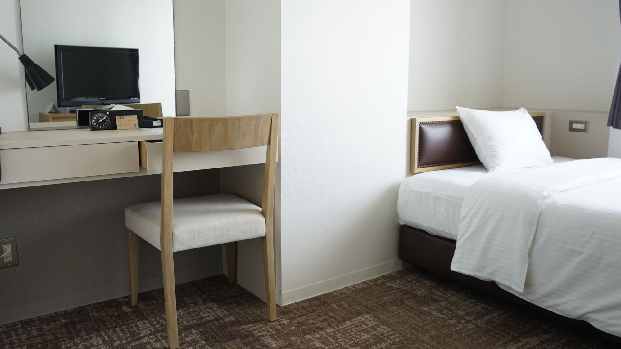 [Semi-double room] Wireless LAN connection is possible and recommended for business use <All rooms are non-smoking>