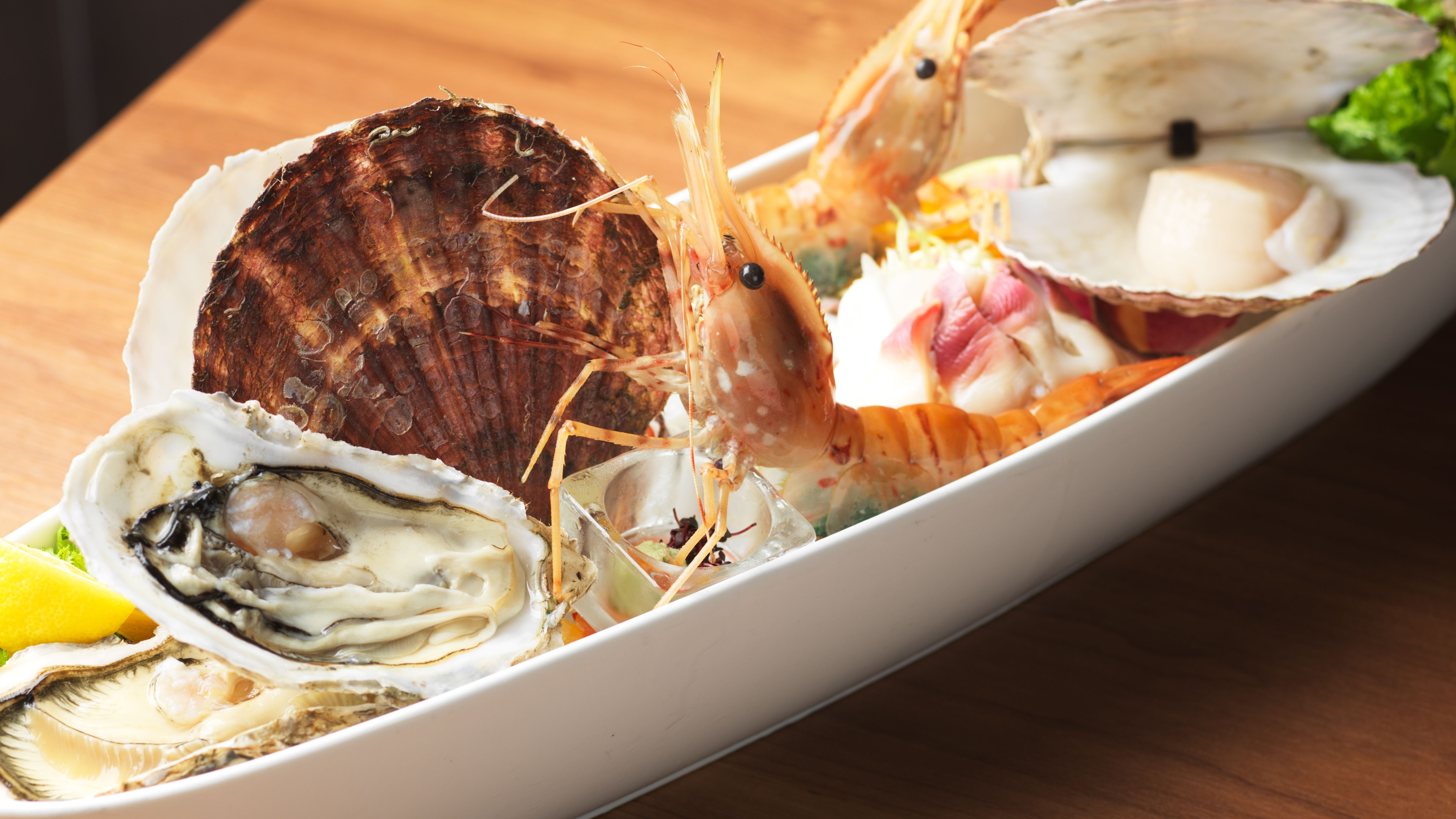 [Buffet] Chef's special luxurious main dish "Seasonal seafood platter" (example of serving for 2 people)