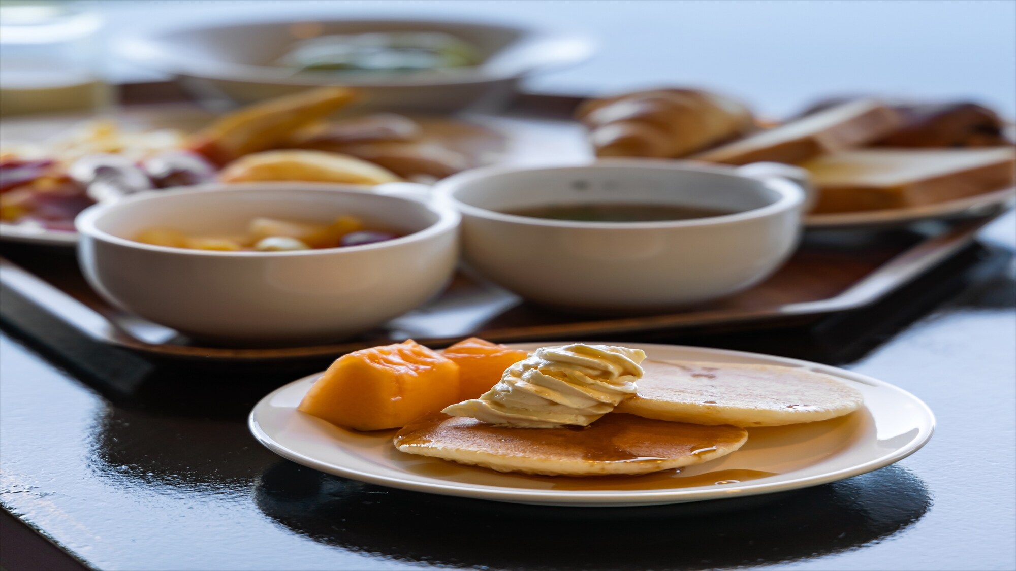 บุฟเฟ่ต์อาหารเช้าที่ร้านอาหารทูร่าพร้อมทิวทัศน์อันงดงาม