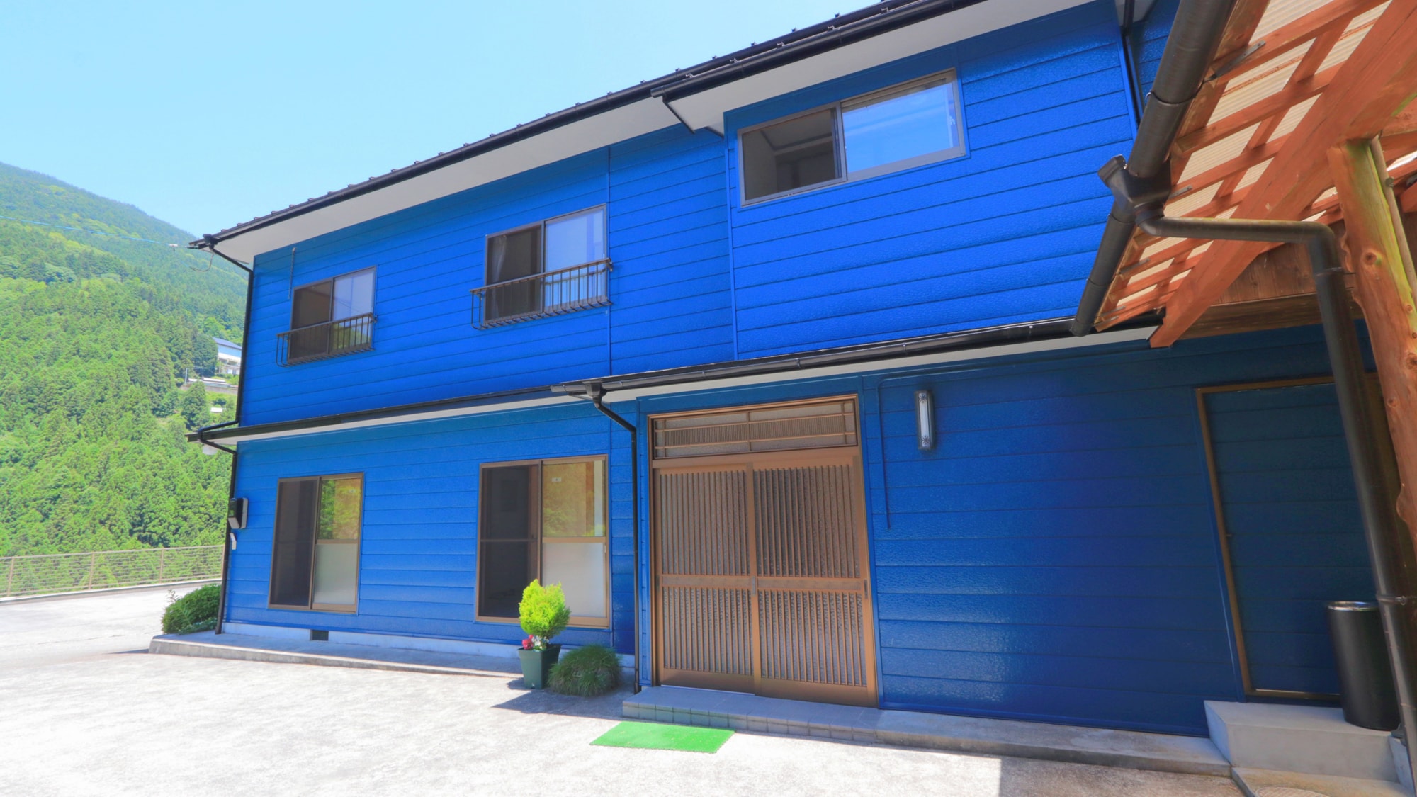 【外观】山间小屋位于伊谷深处的群山之中。