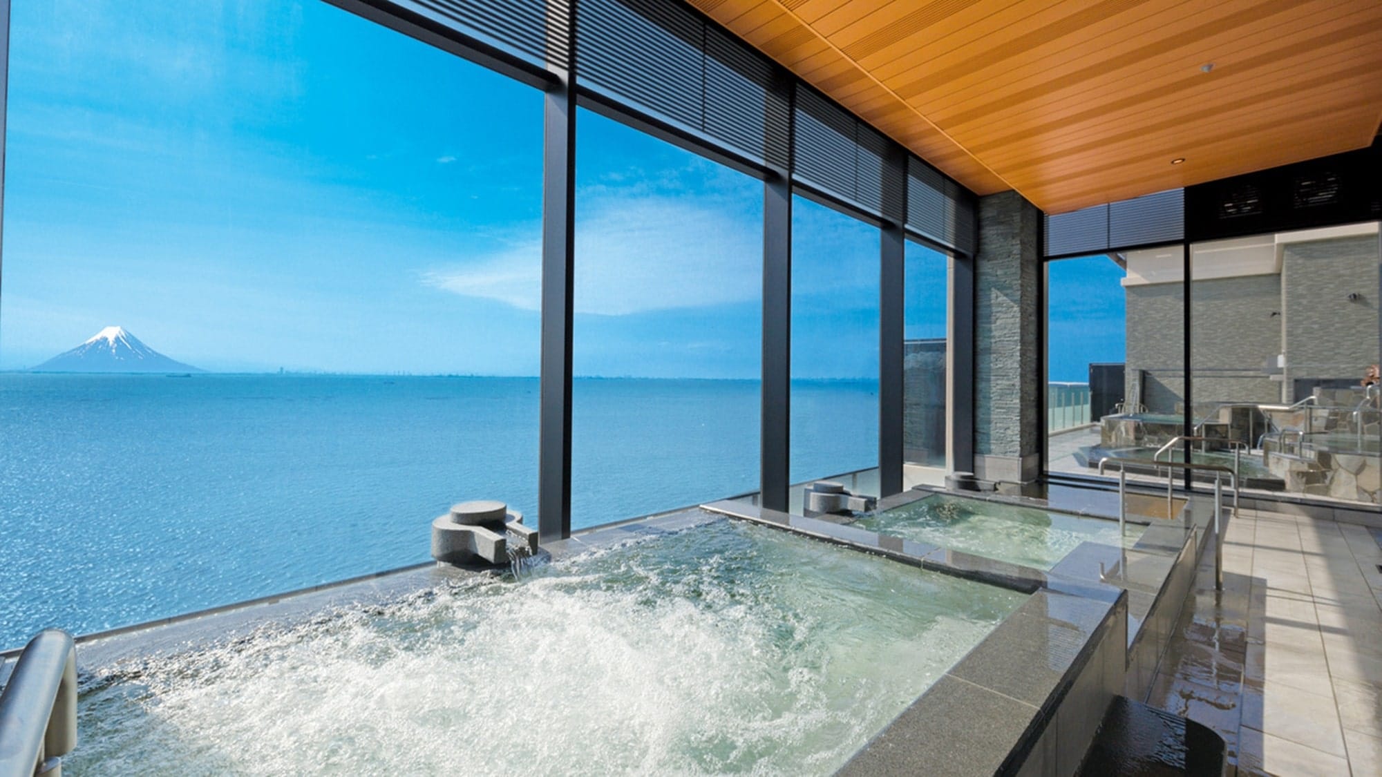 [Top floor - Tenku no Yu] A large three-tiered bath where you can enjoy Mikazuki Onsen.