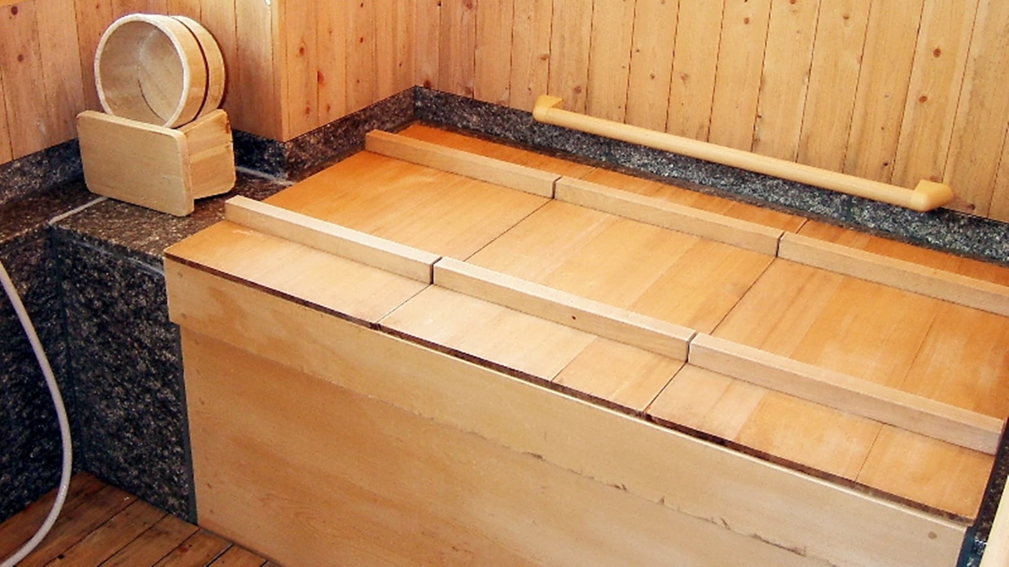 *[Example of a 12 tatami Japanese-style room in the new building with indoor hot spring bath]