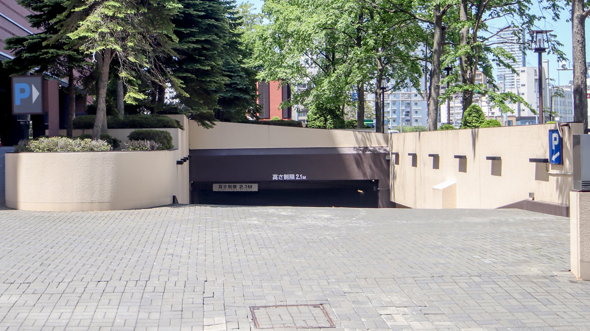 [Parking] An underground parking lot that can accommodate 200 cars. The height limit is 2.1m.
