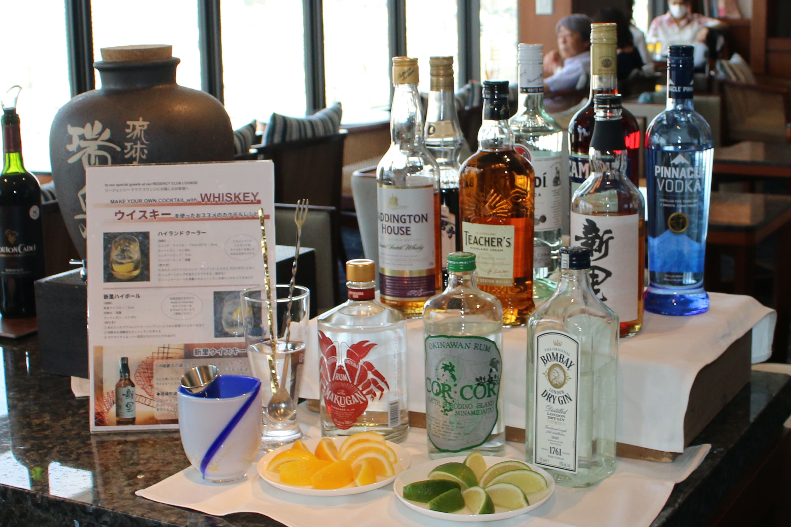 [Club Lounge] Alkohol dan makanan ringan juga tersedia selama waktu koktail (17:00-19:00)