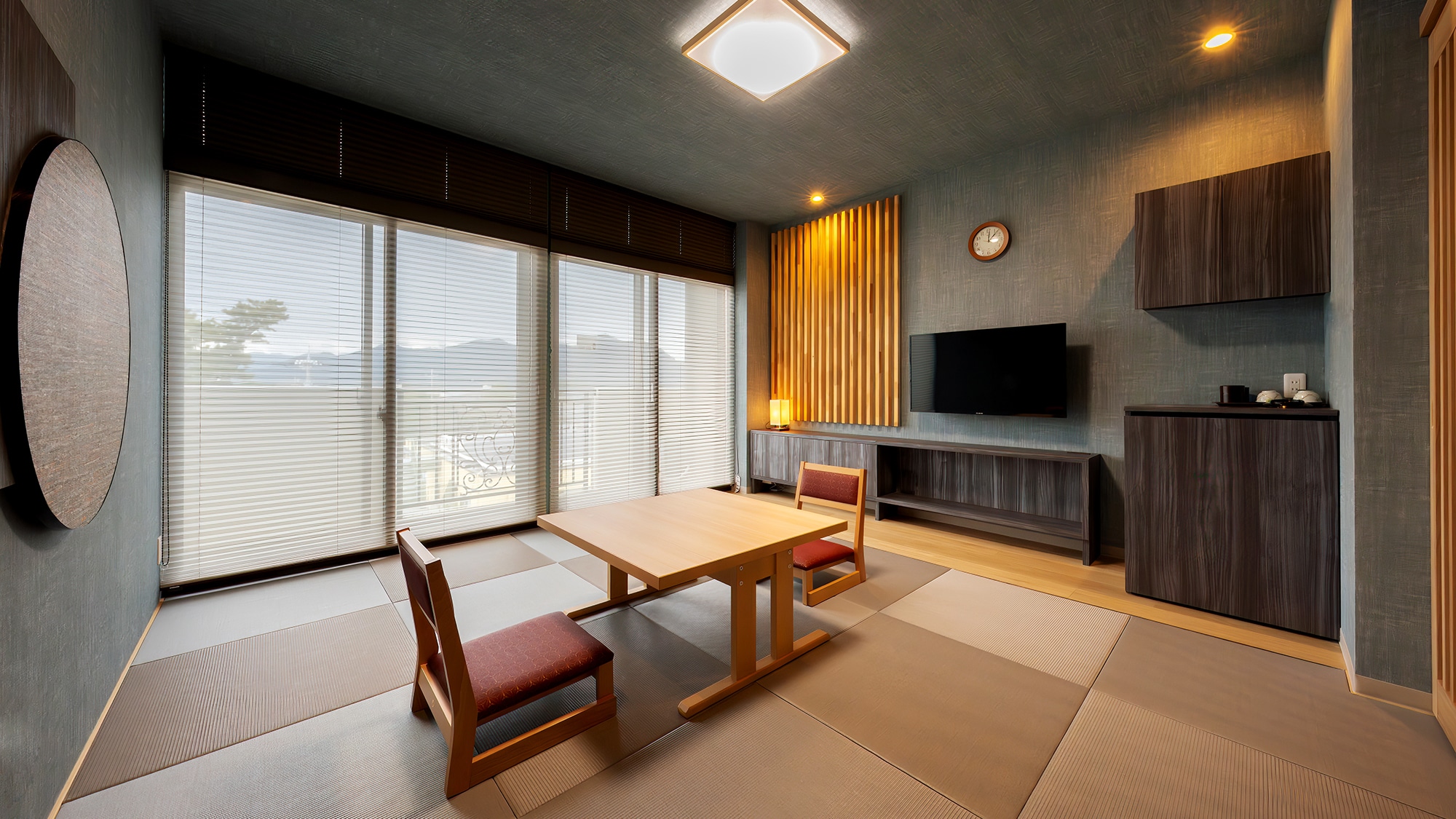 [Japanese-style room] A room that gives off a nostalgic and relaxing vibe, with a retro townscape visible from the window.