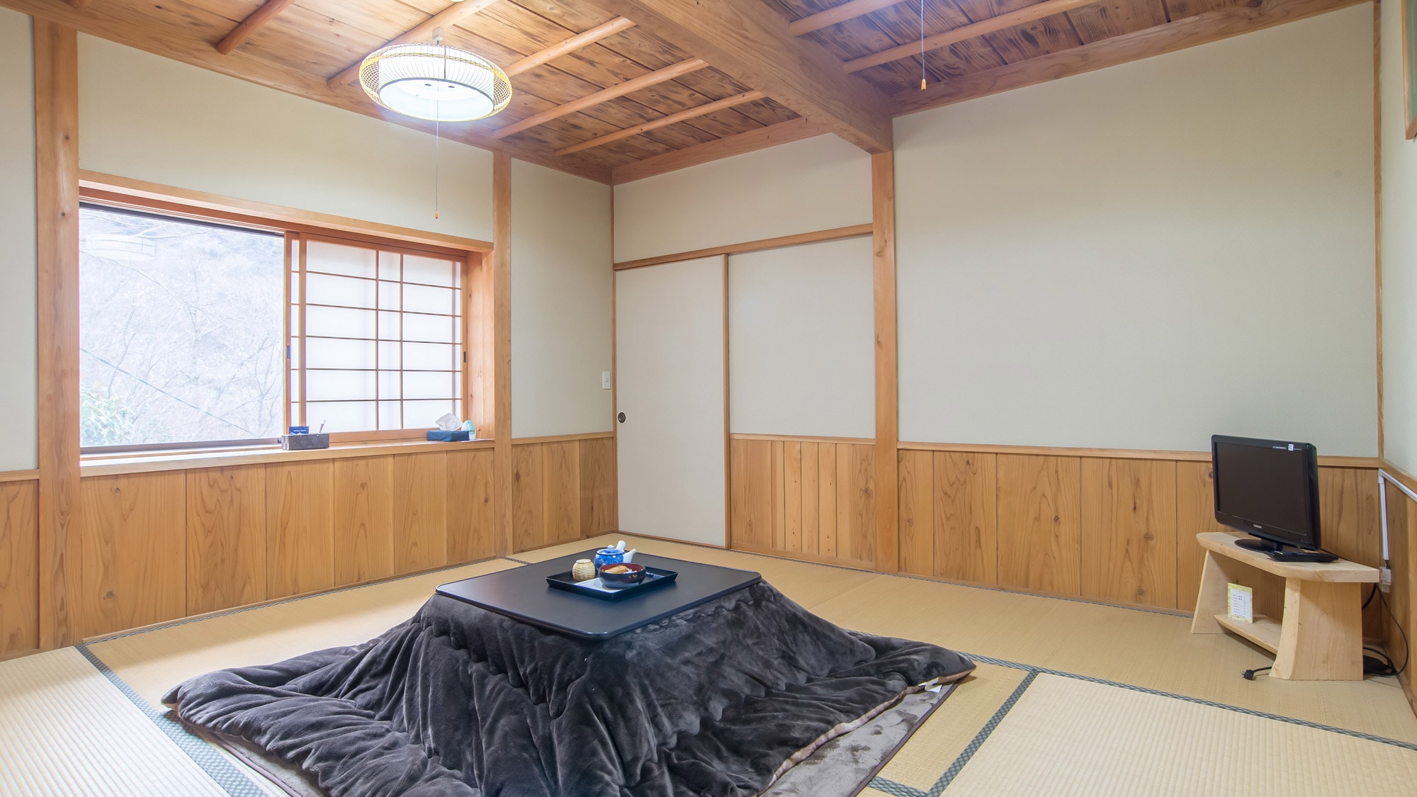 *[Main building Japanese-style room (8 tatami mats)] Enjoy a relaxing time with your family in a warm space.