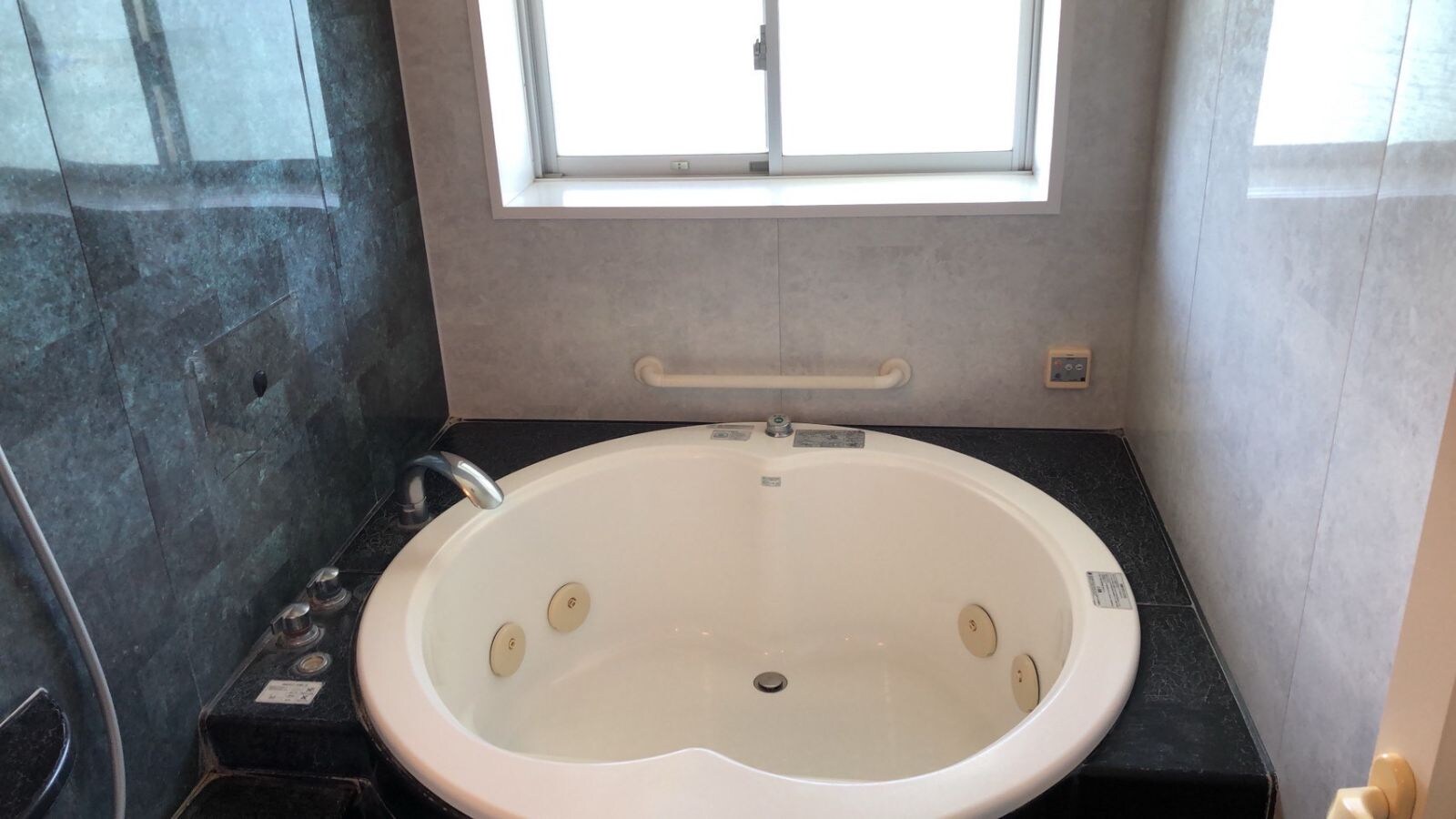 [Royal Spa Suite] ผ่อนคลายและคลายความเหนื่อยล้าในอ่างจากุซซี่ส่วนตัวของคุณ