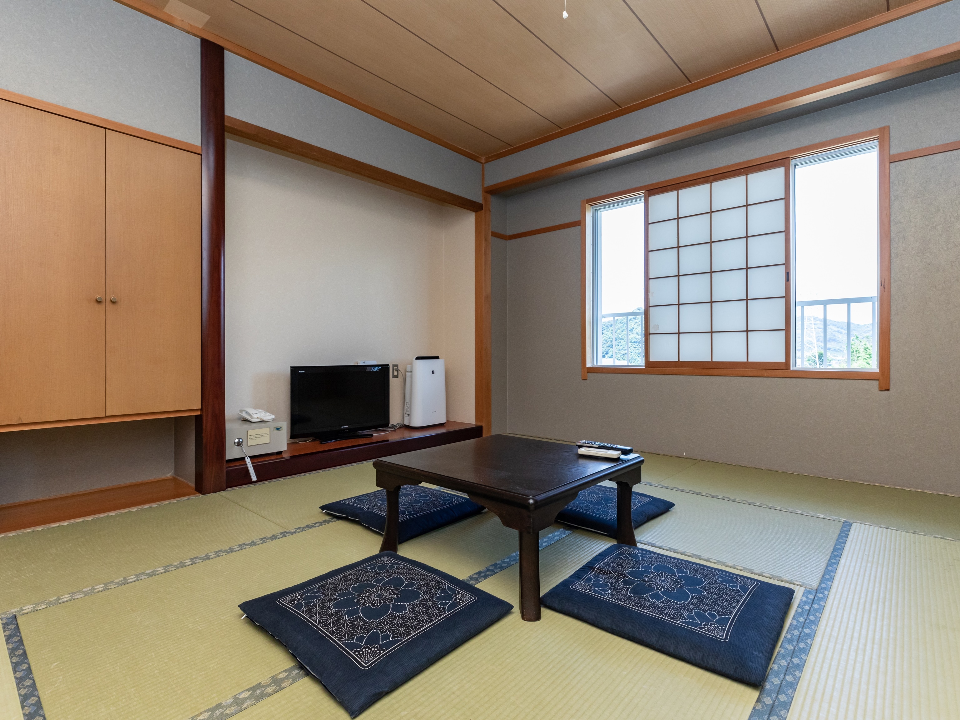 [Non-smoking] Japanese-style room for 1-4 people (with toilet and shared bathroom) 10 tatami mats