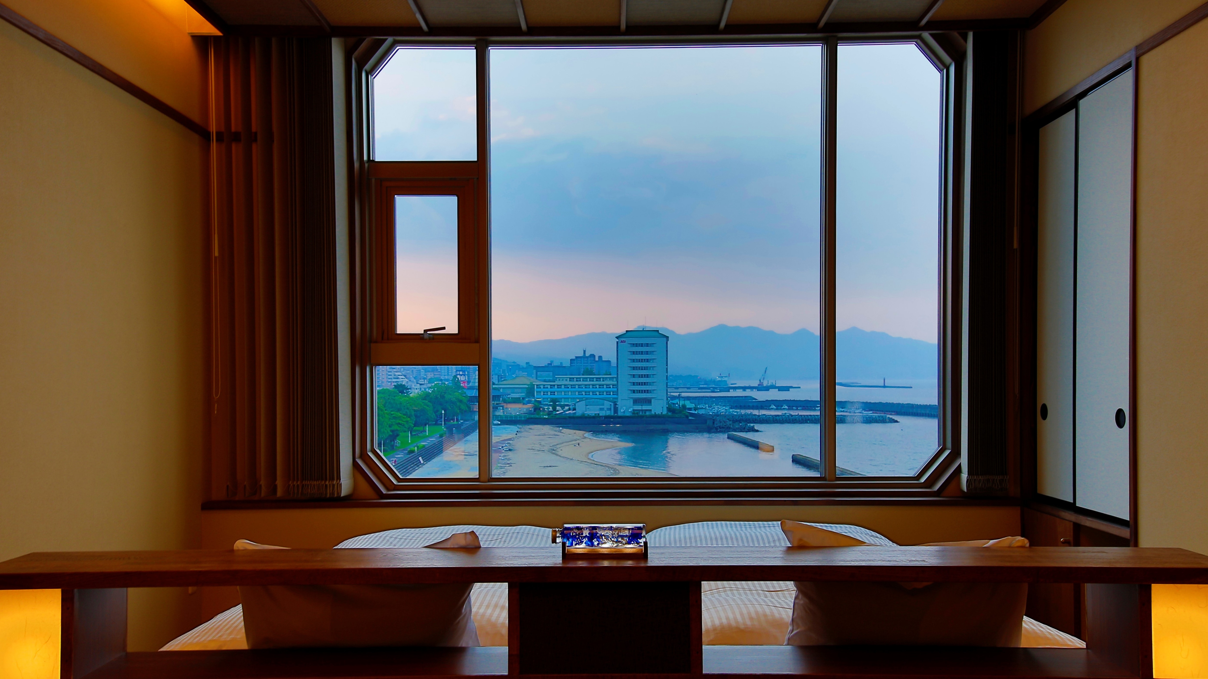 [Japanese-Western style room] Japanese-style room (8 tatami mats) + twin + shower R (sea side)