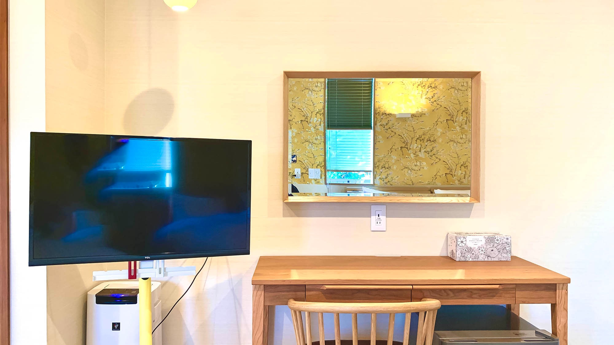・1F 4-person room. Equipped with a desk, TV, and air purifier, perfect for long-term stays.