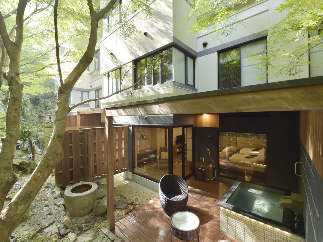 [Room with open-air bath] Mountain terrace (bedroom)