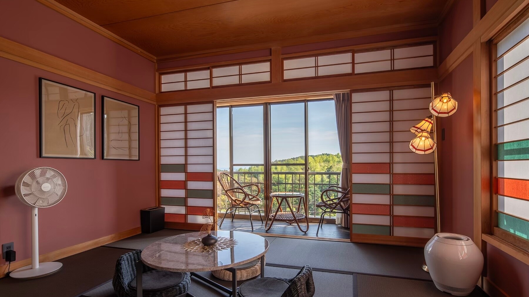 <Japanese-style room> The concept is "Taisho Romanticism." The interior is a mix of Japanese and Western styles, with vibrant colors.